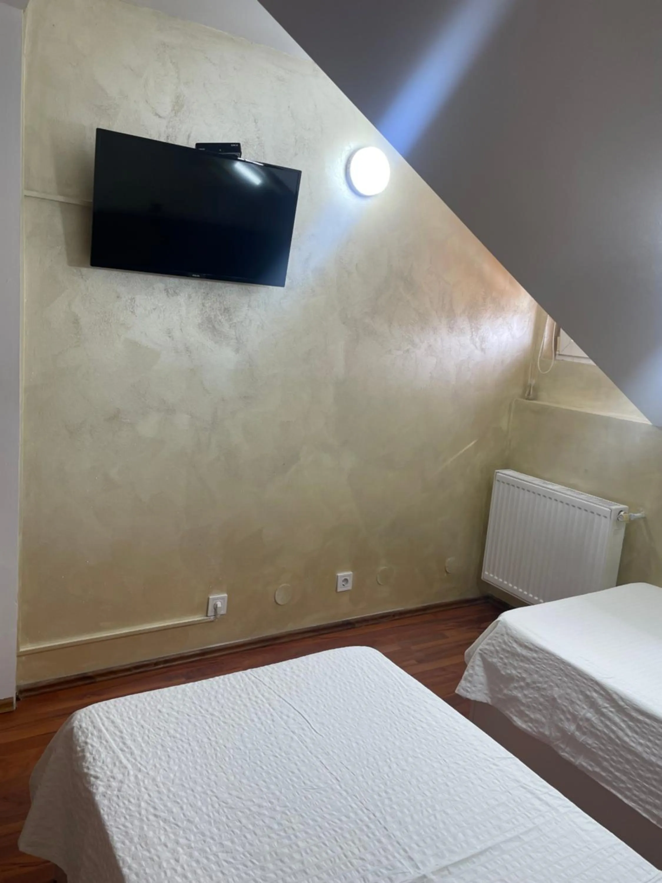 Bedroom, Bed in KM 80 Restaurant & Hotel