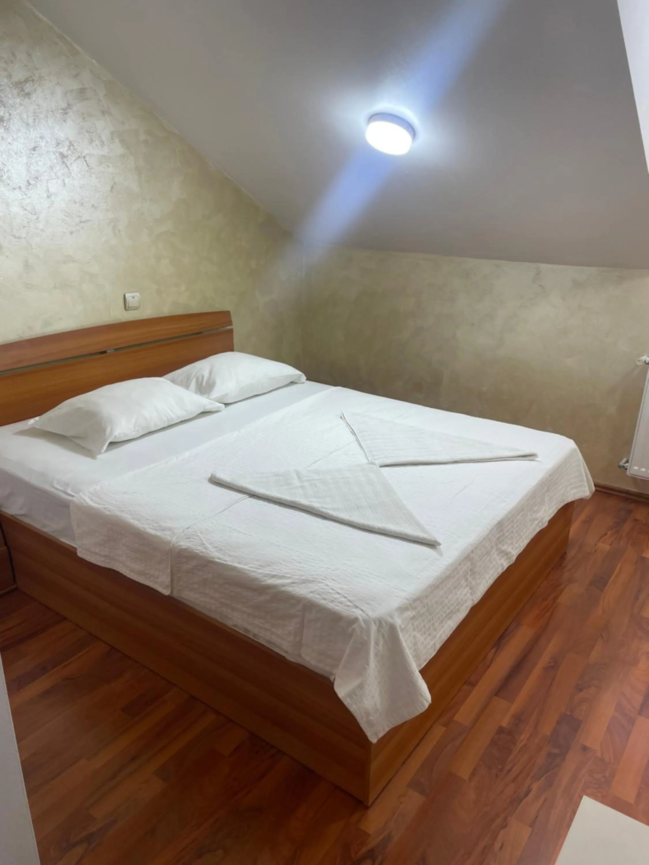 Bedroom, Bed in KM 80 Restaurant & Hotel