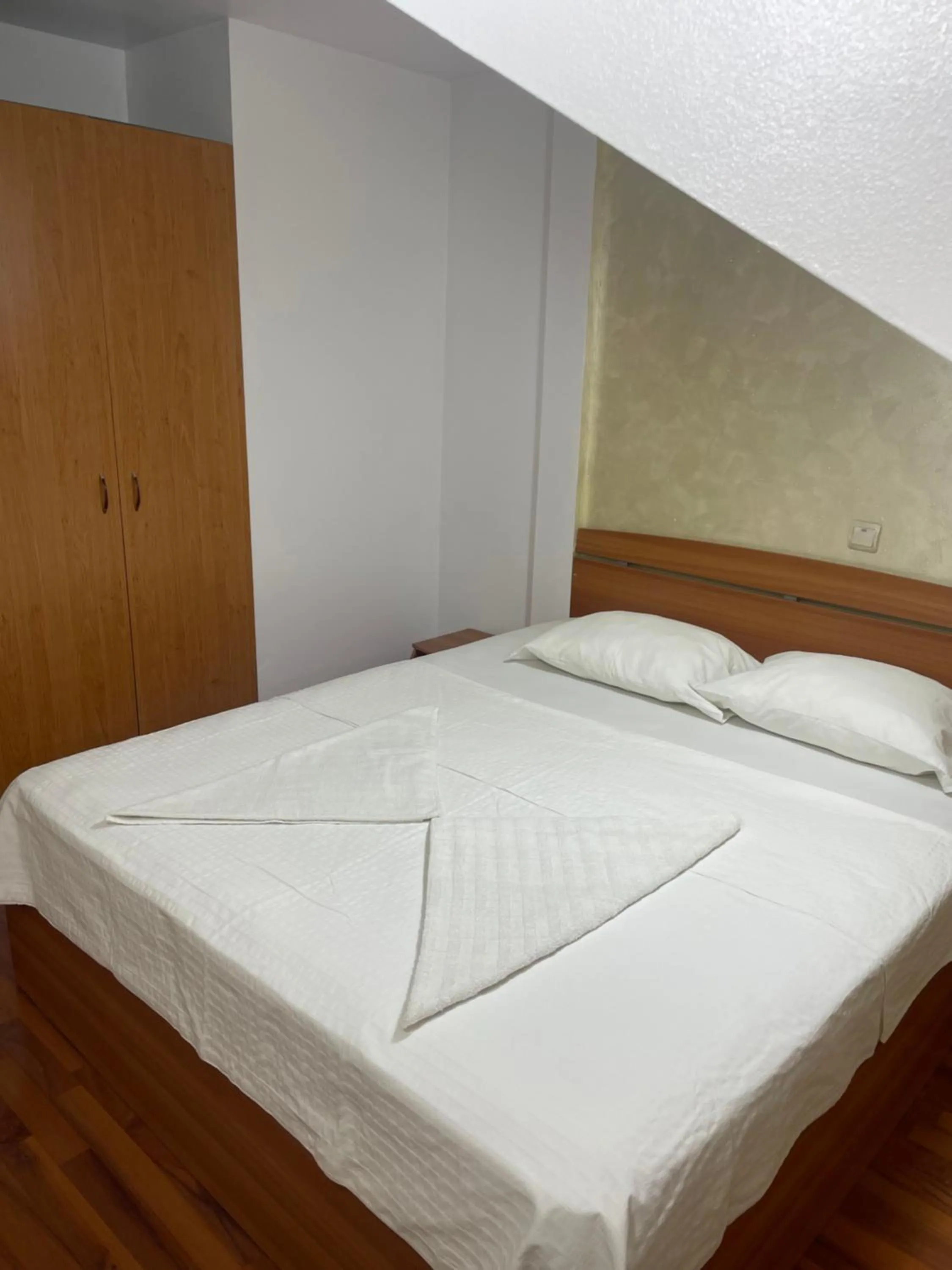 Bedroom, Bed in KM 80 Restaurant & Hotel