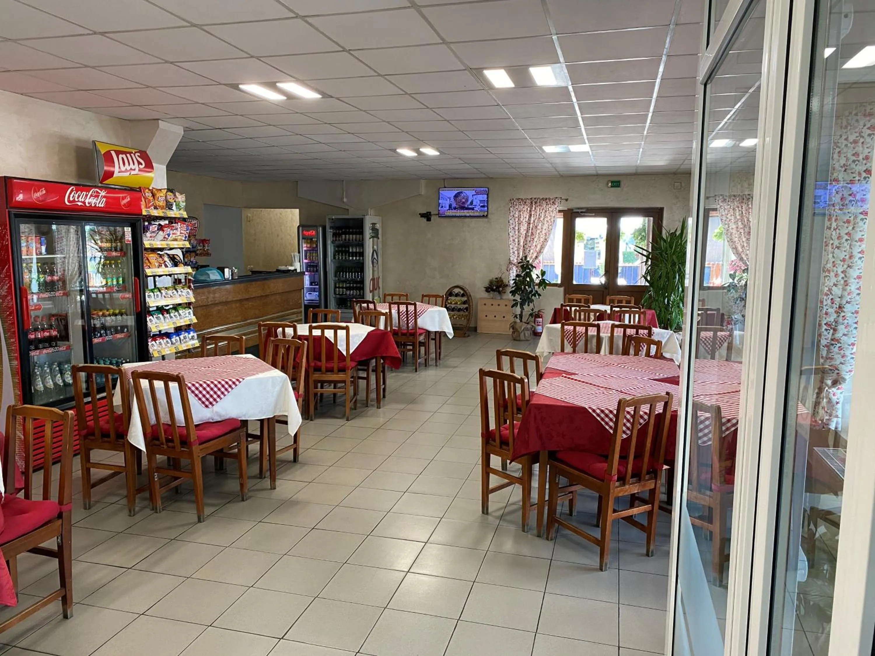 Restaurant/places to eat in KM 80 Restaurant & Hotel