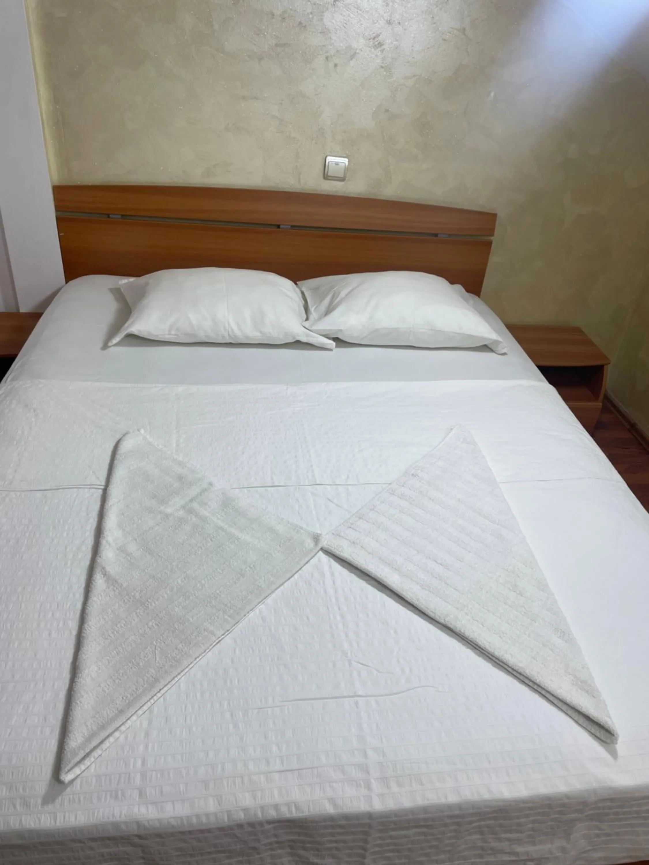 Bedroom, Bed in KM 80 Restaurant & Hotel