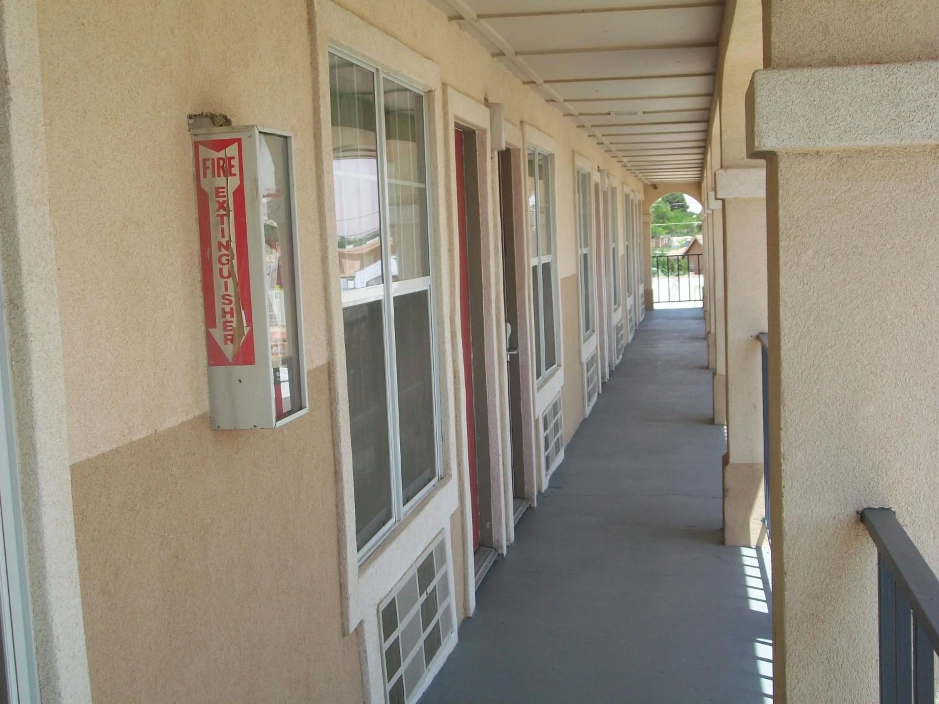 Facade/entrance in Villa West Inn