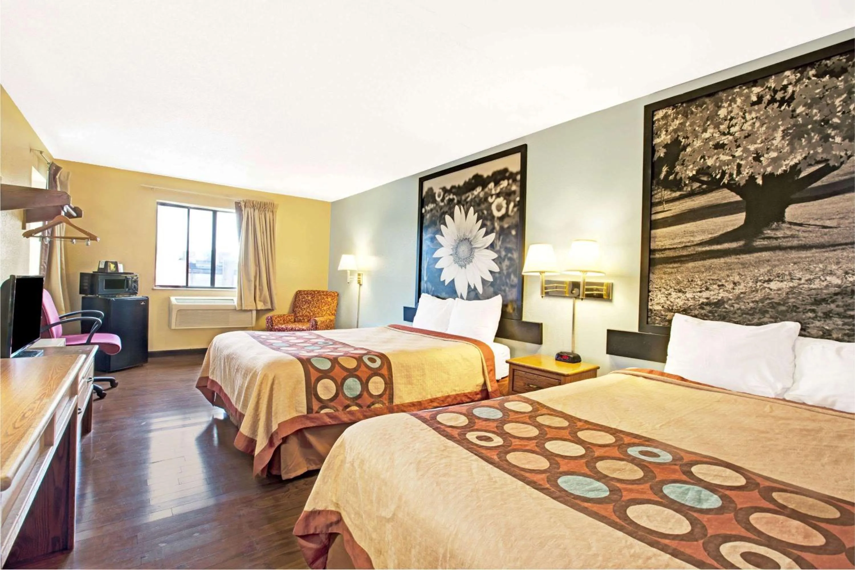 Photo of the whole room, Bed in Super 8 by Wyndham Baltimore/Essex Area