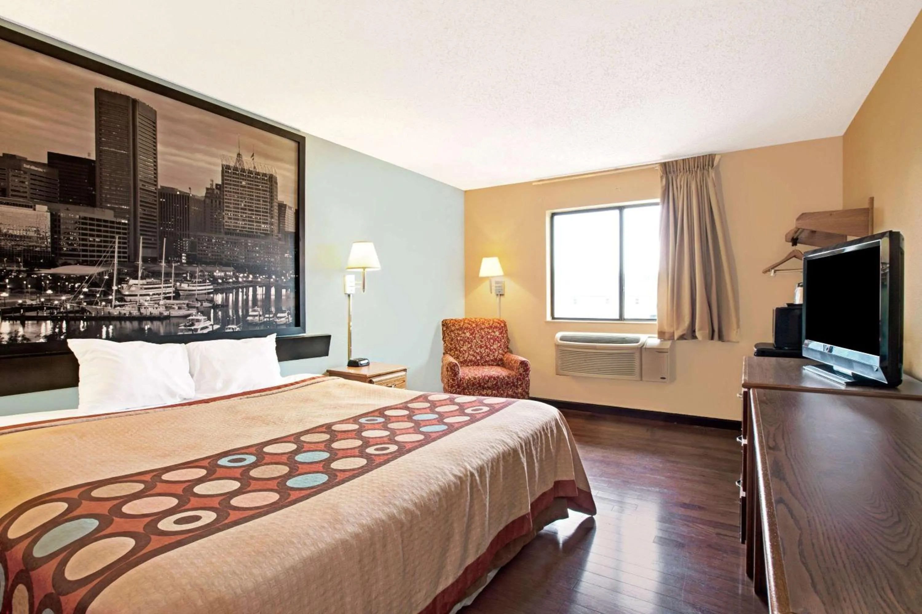 Photo of the whole room, Bed in Super 8 by Wyndham Baltimore/Essex Area