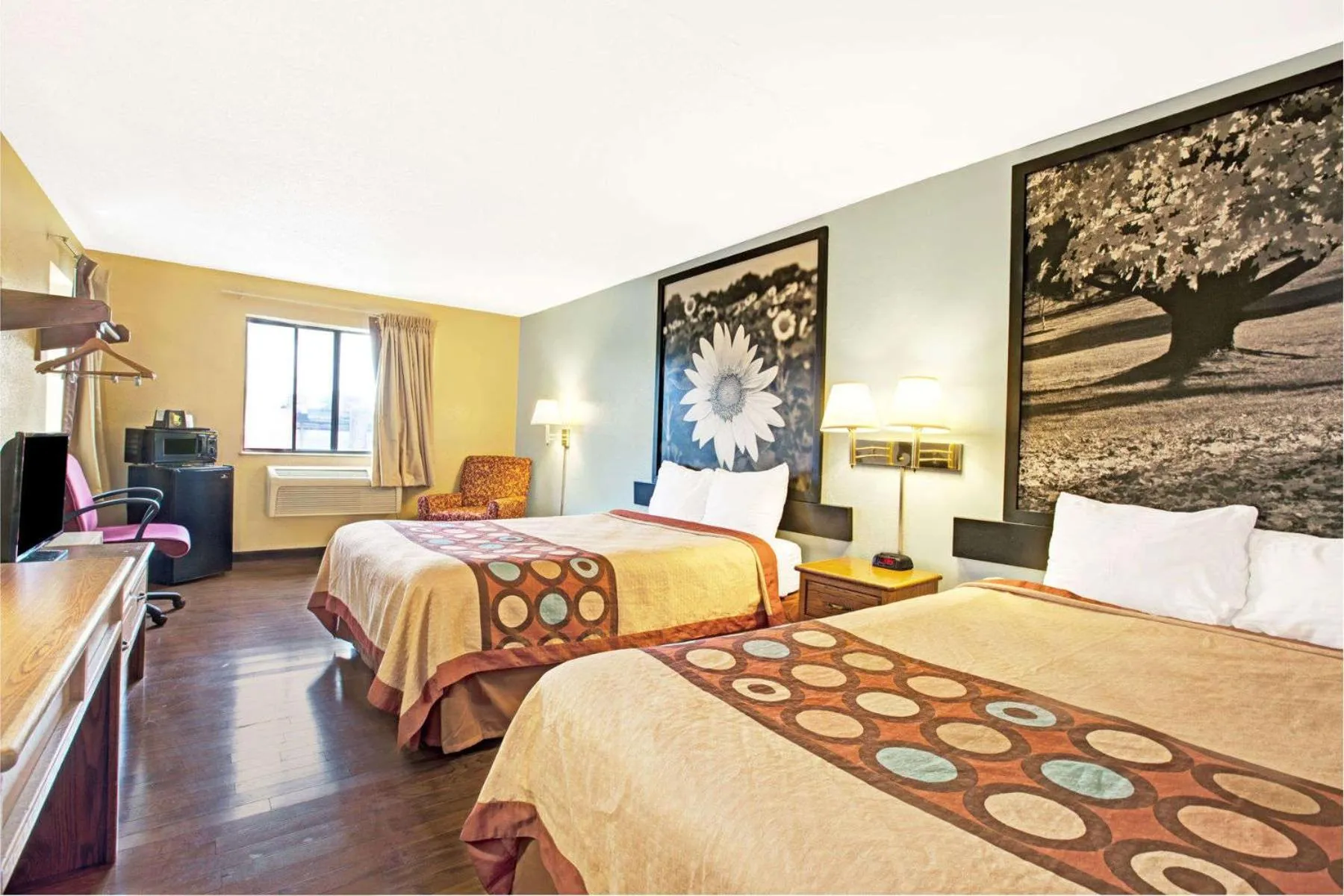 Bed in Super 8 by Wyndham Baltimore/Essex Area