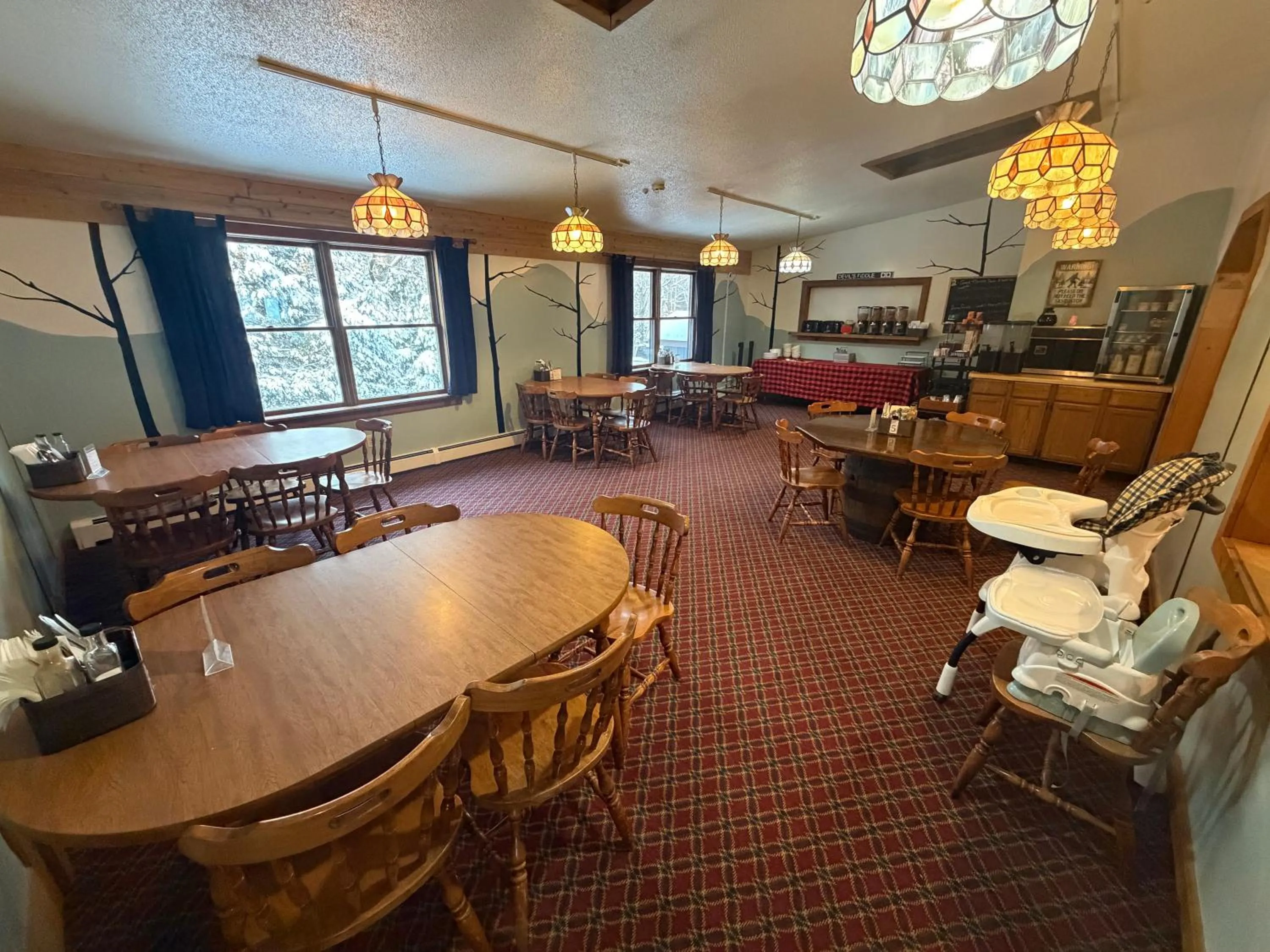 Seating area, Bed in Mountain Sports Inn
