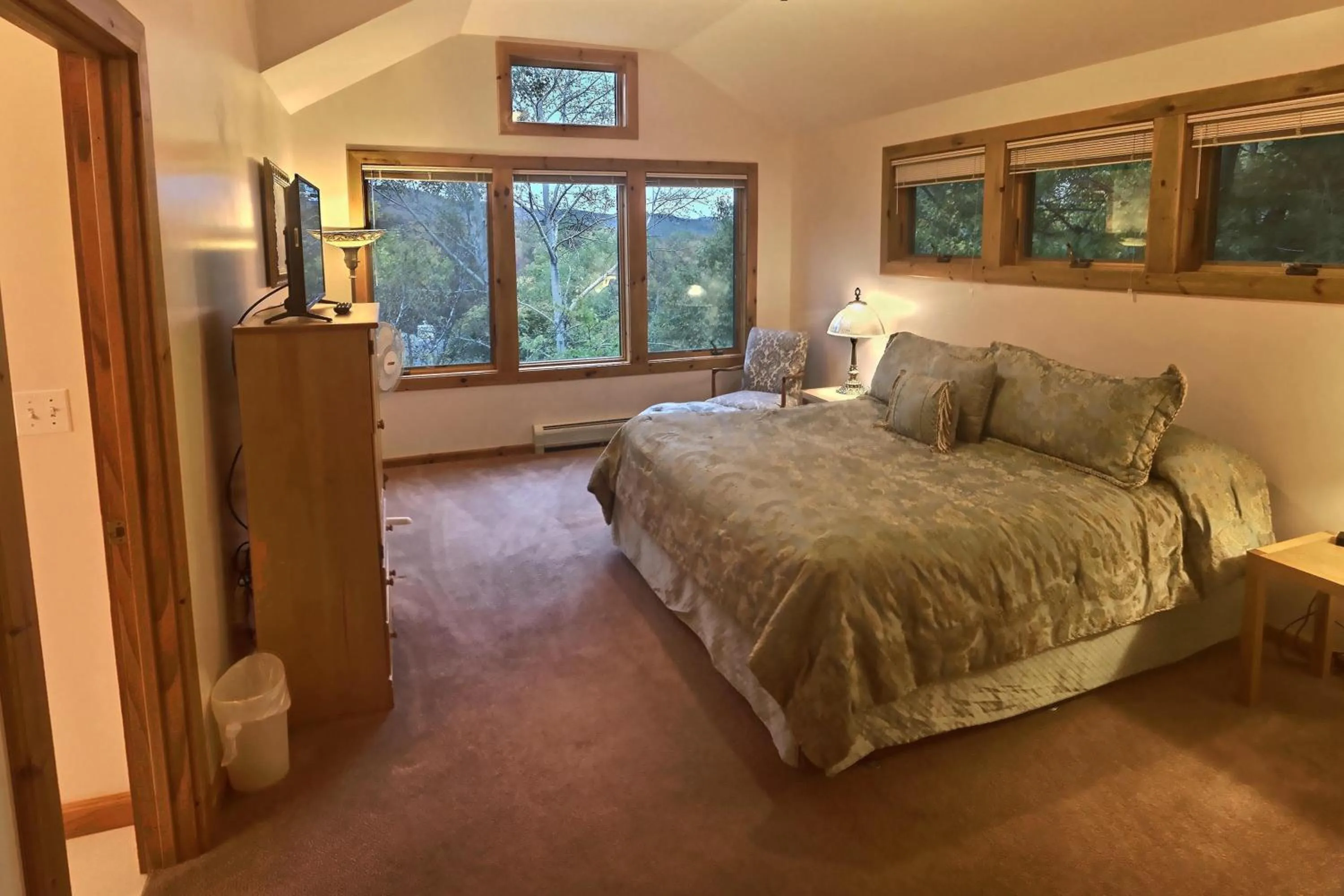 Bedroom, Bed in Mountain Sports Inn