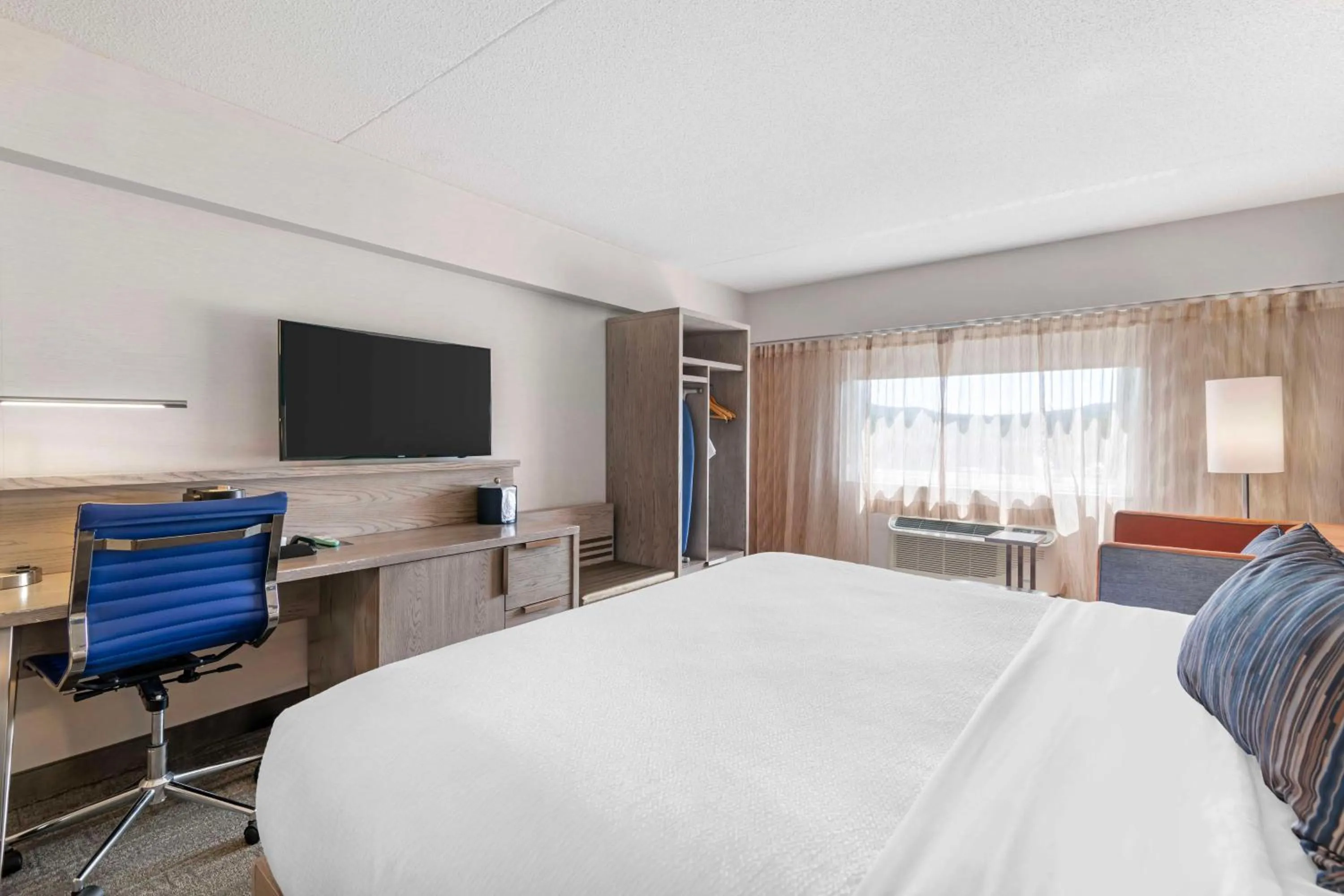 Bedroom, Bed in Best Western Plus Landmark Inn