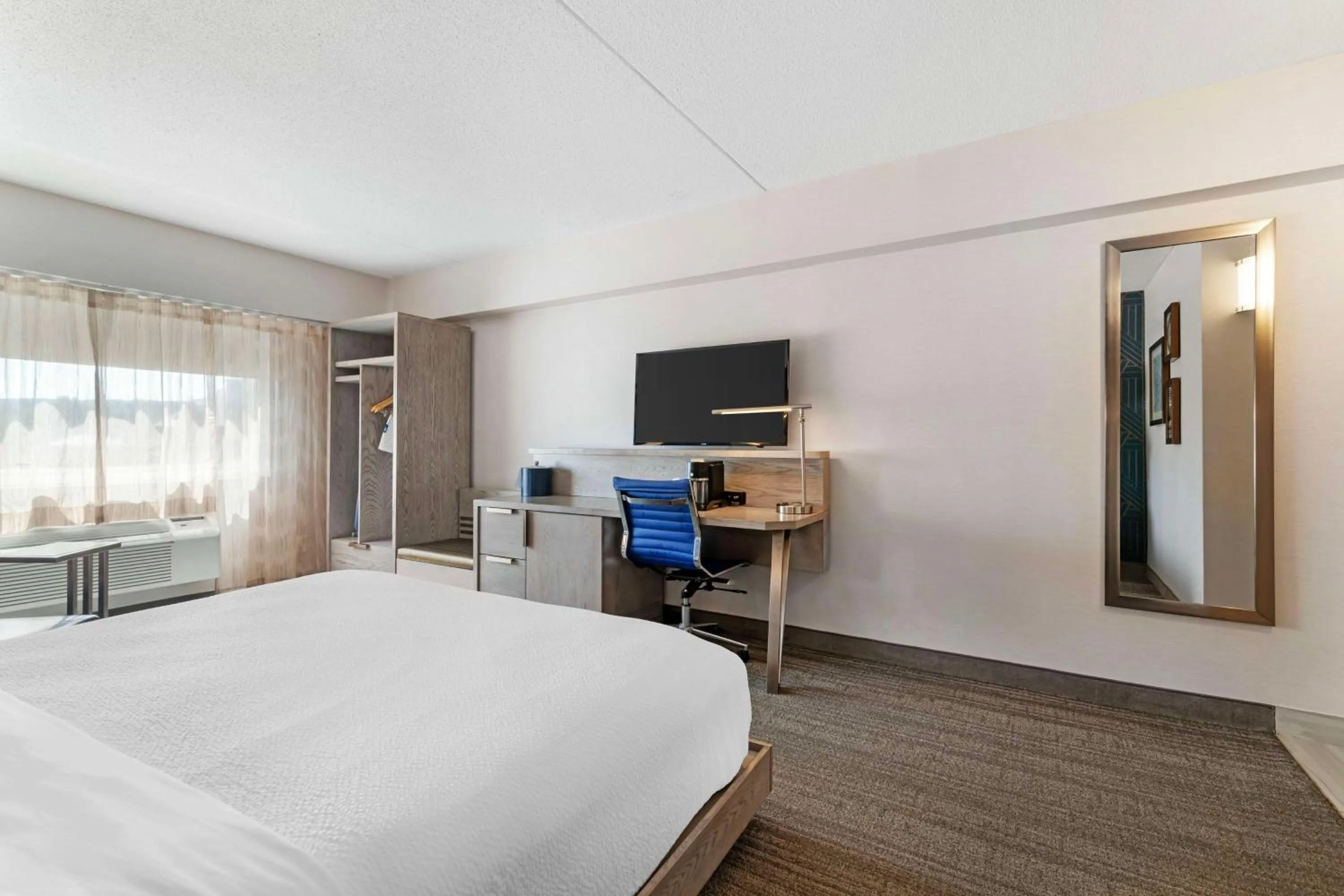 Bedroom, Bed in Best Western Plus Landmark Inn