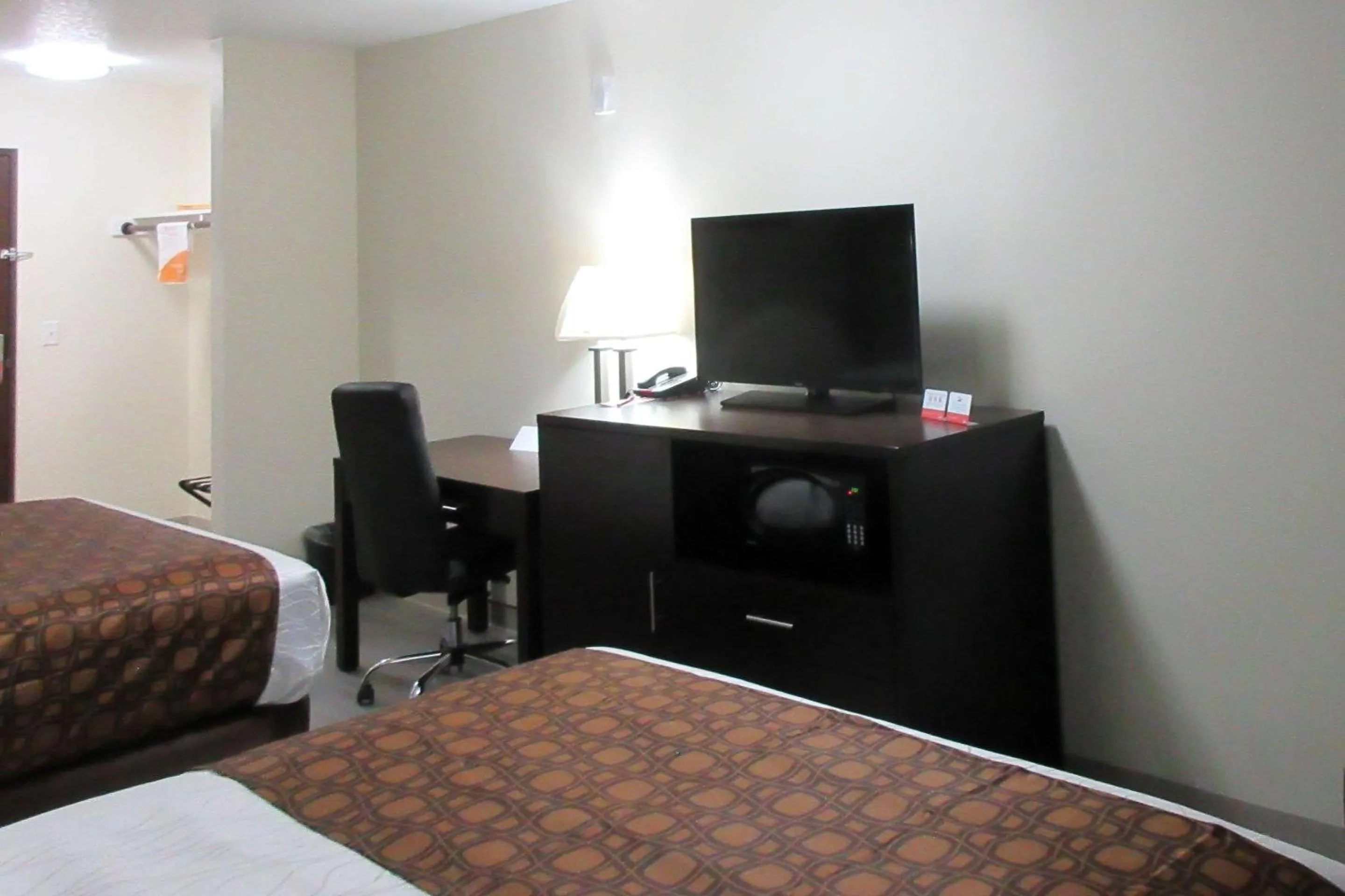 Photo of the whole room, Bed in Econo Lodge Umatilla Columbia River Area