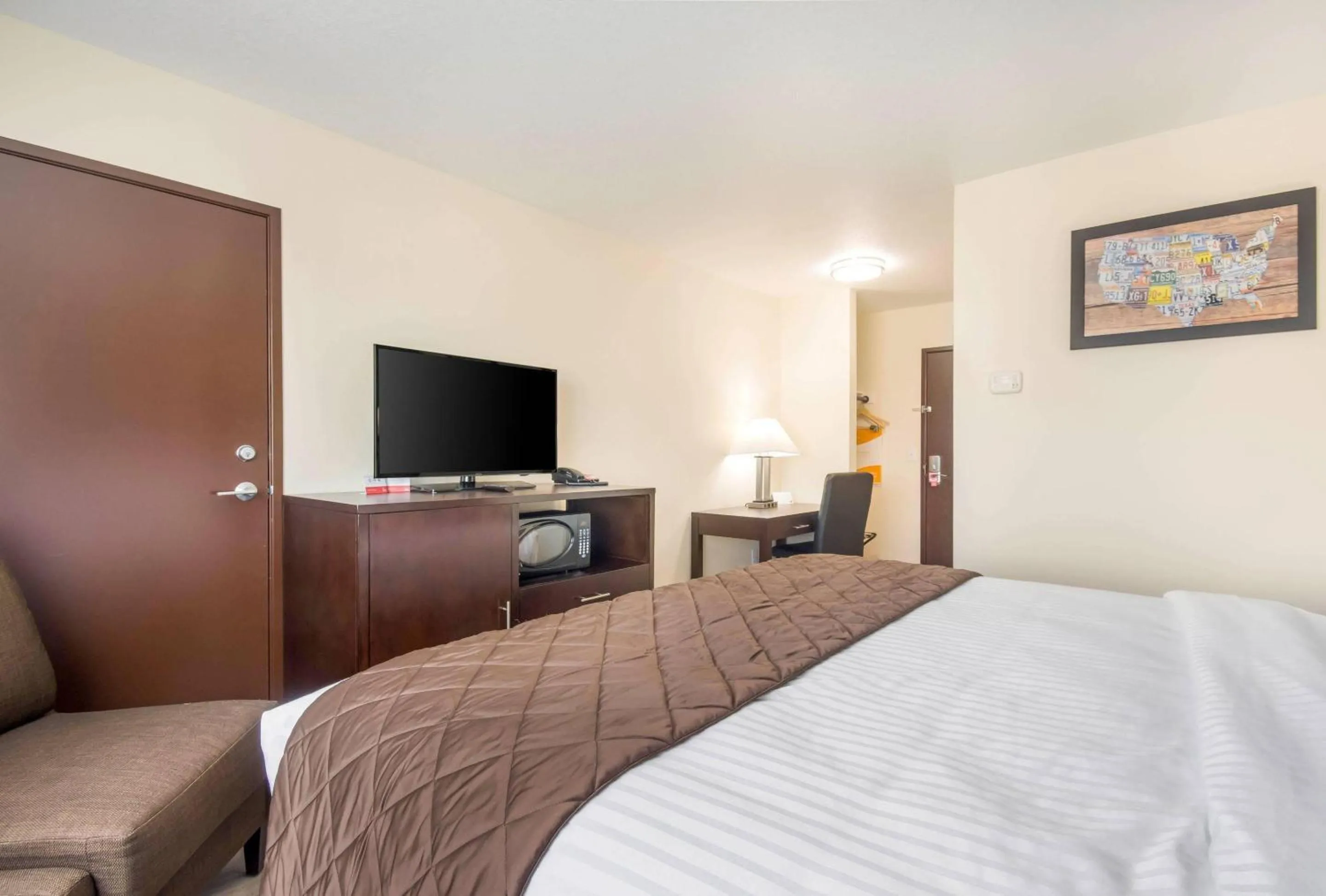 Bedroom, Bed in Econo Lodge Umatilla Columbia River Area