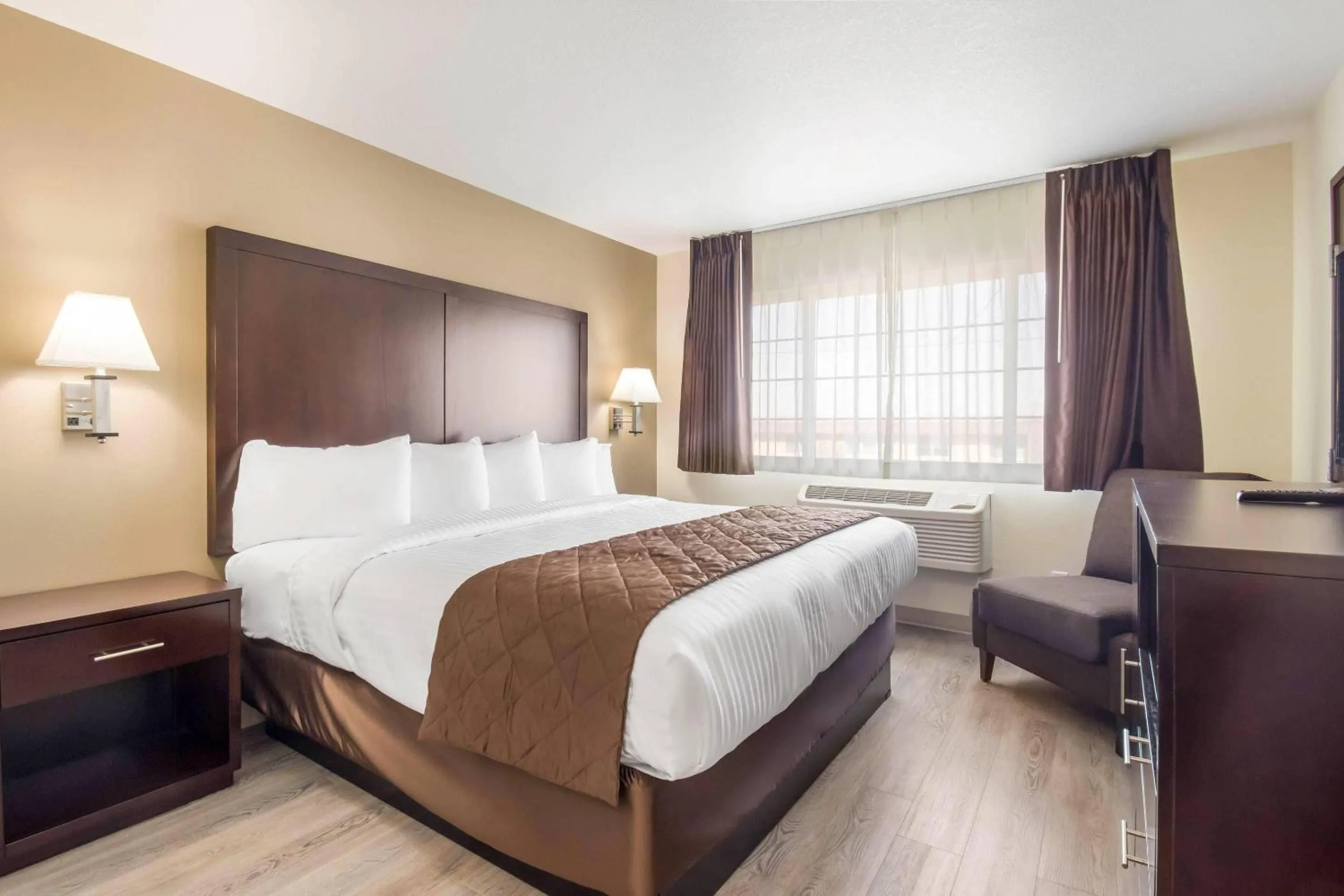 Bedroom, Bed in Econo Lodge Umatilla Columbia River Area