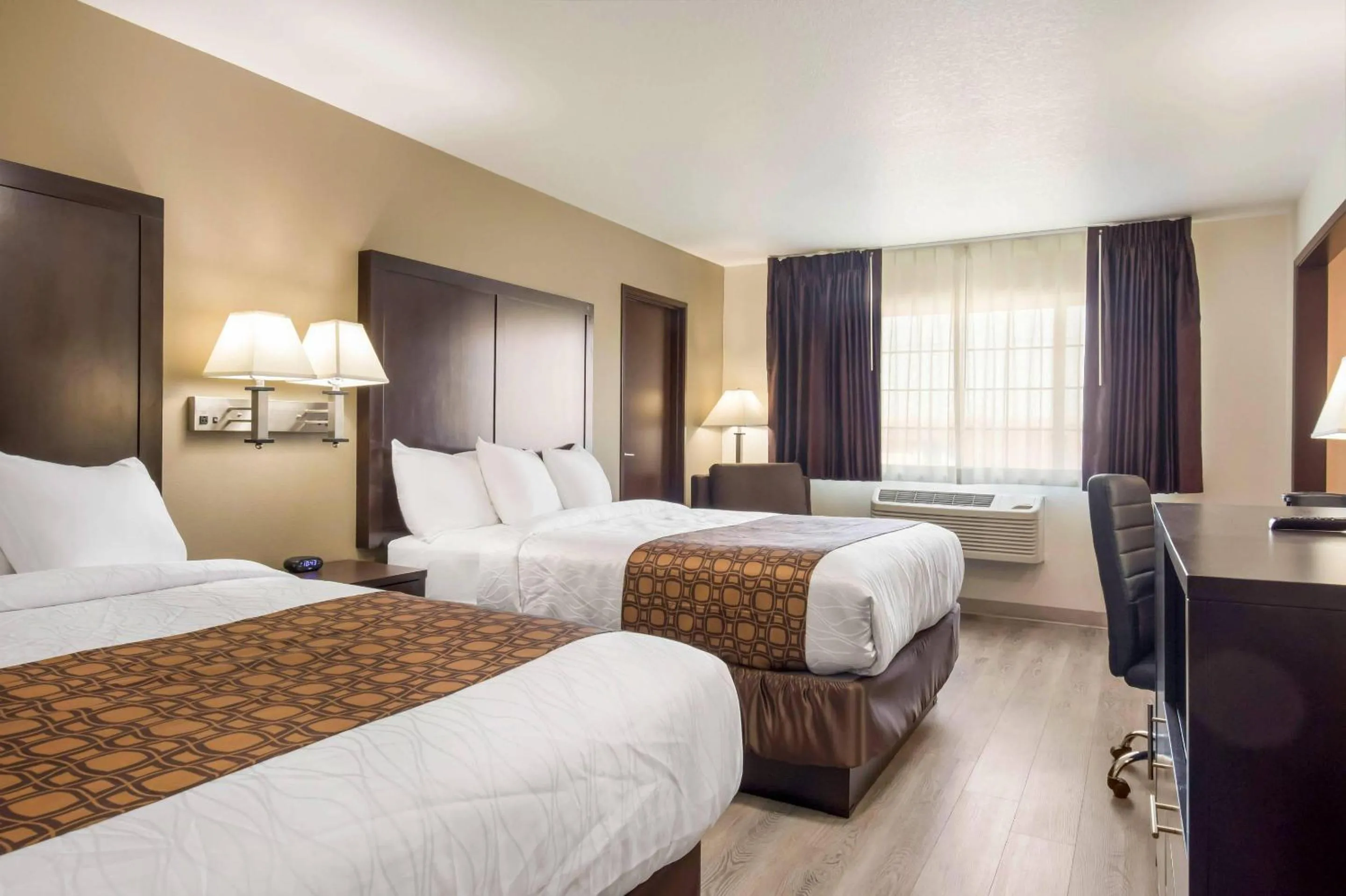 Bedroom, Bed in Econo Lodge Umatilla Columbia River Area