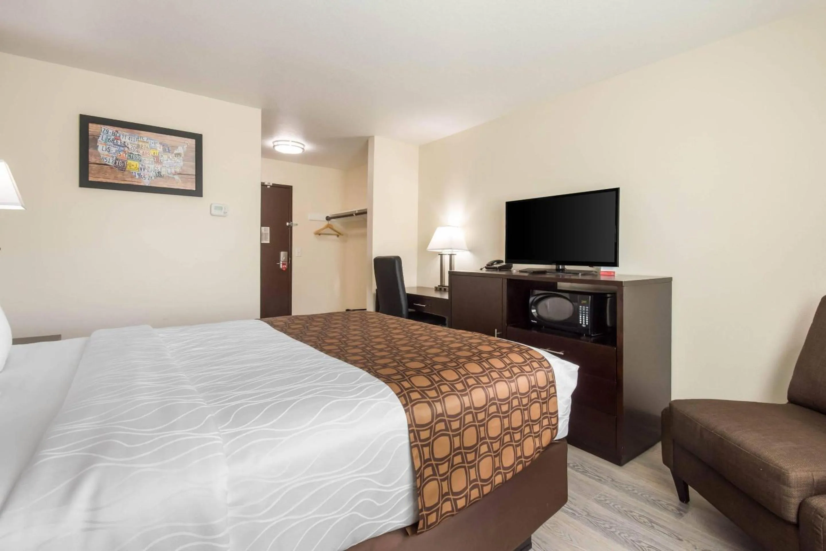 Bedroom, Bed in Econo Lodge Umatilla Columbia River Area