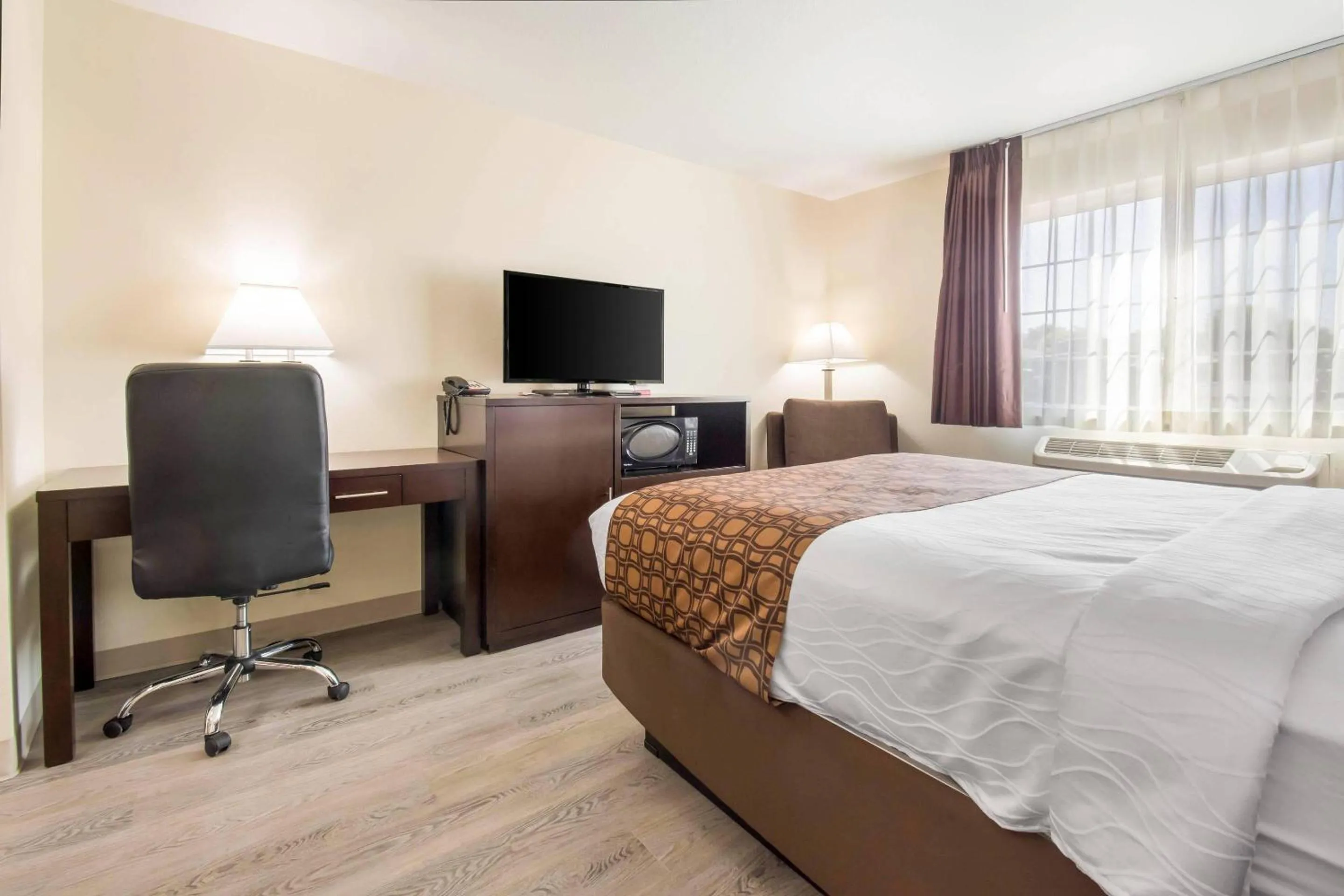 Bedroom, Bed in Econo Lodge Umatilla Columbia River Area