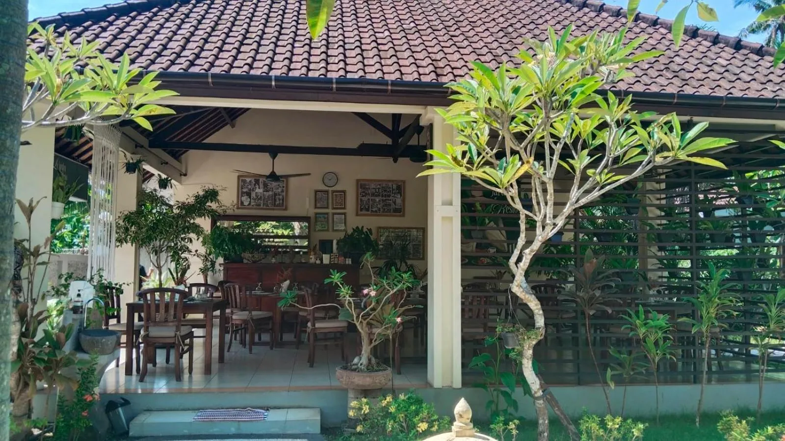 Restaurant/places to eat in Rossa Garden Hotel Boutique