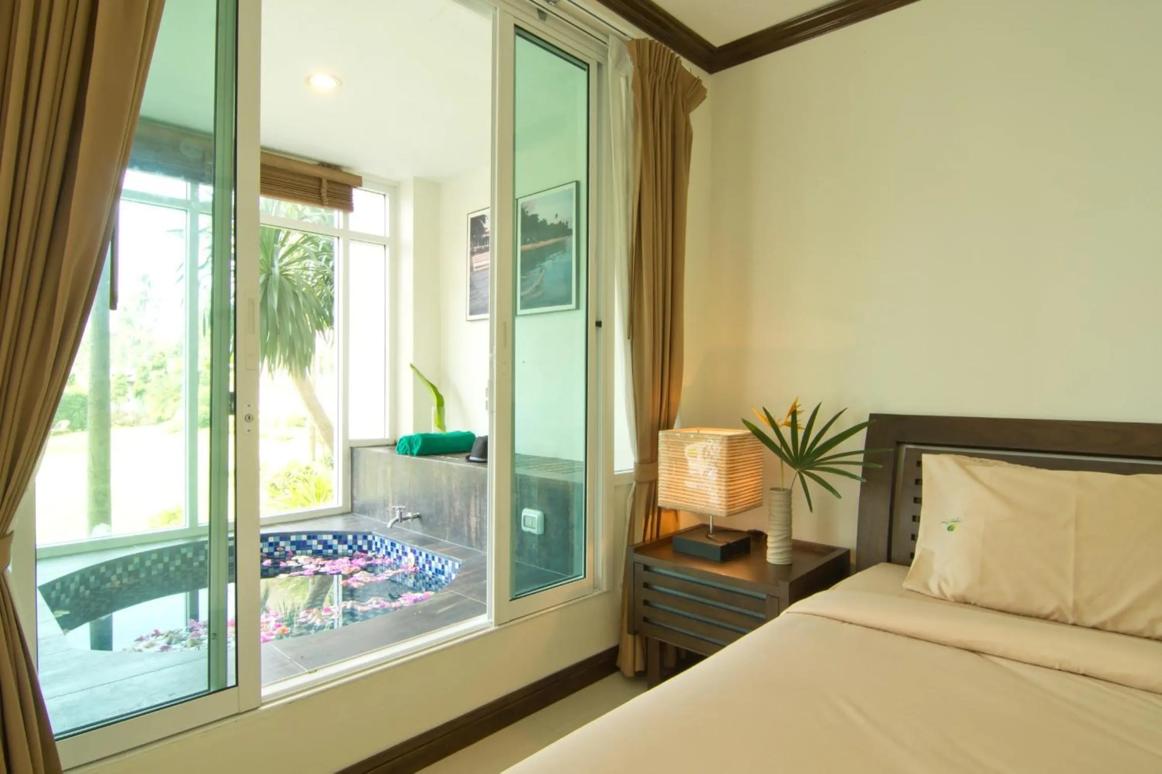 Hot Tub, Bed in Makathanee Resort