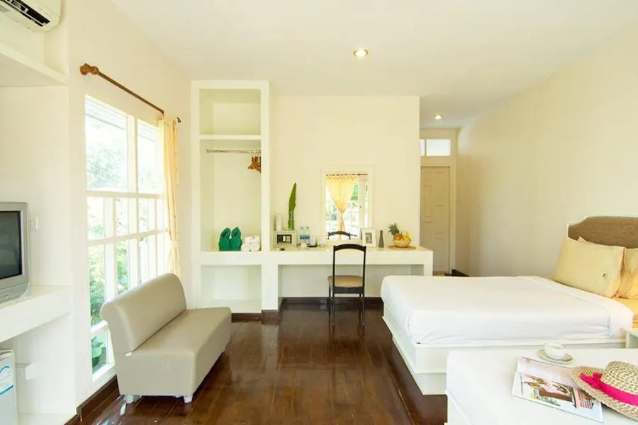 Photo of the whole room, Bed in Makathanee Resort