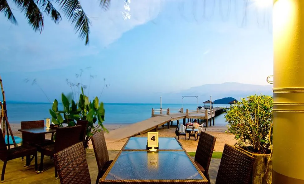 Restaurant/places to eat in Makathanee Resort