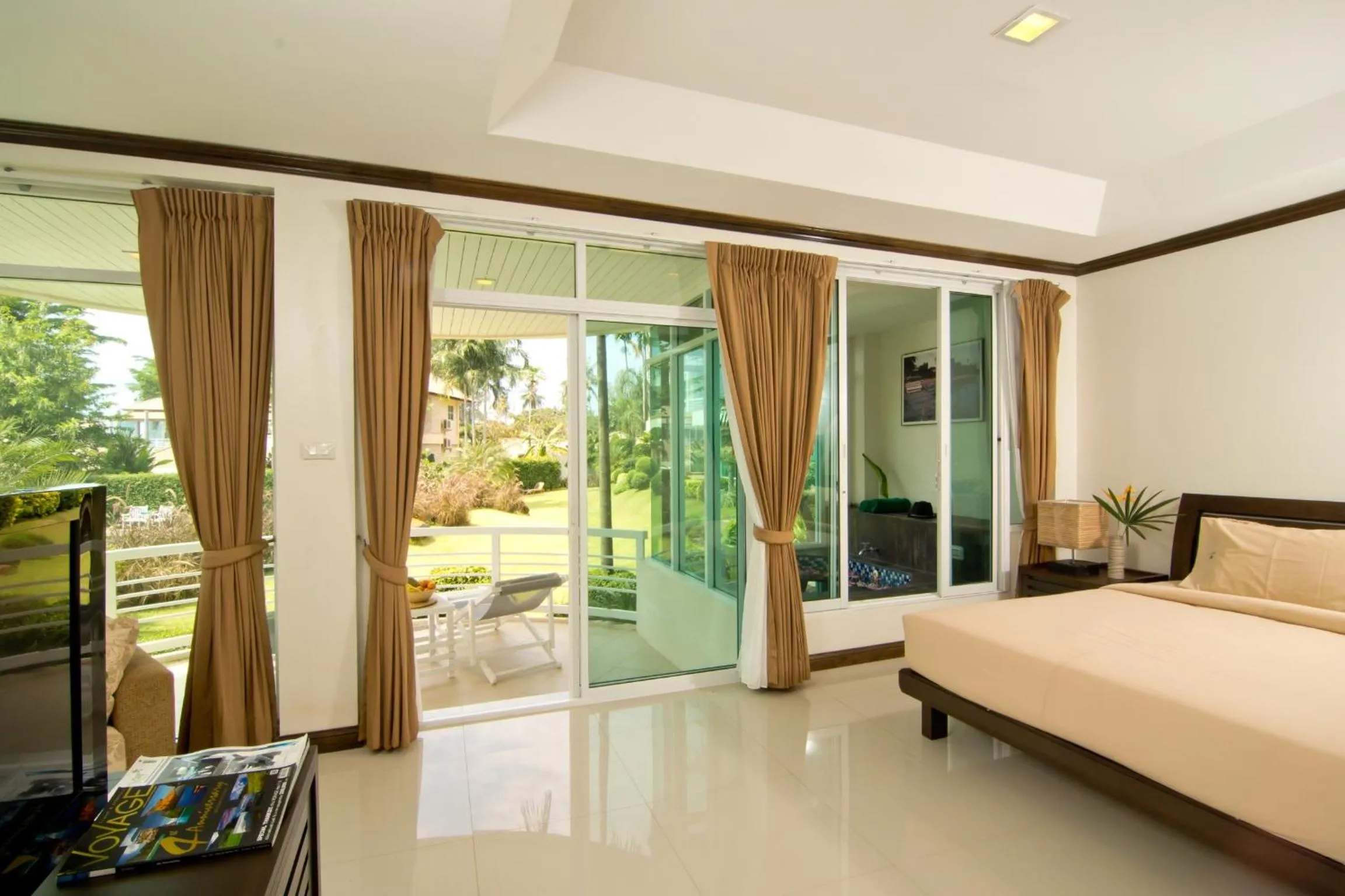 Hot Tub, Bed in Makathanee Resort