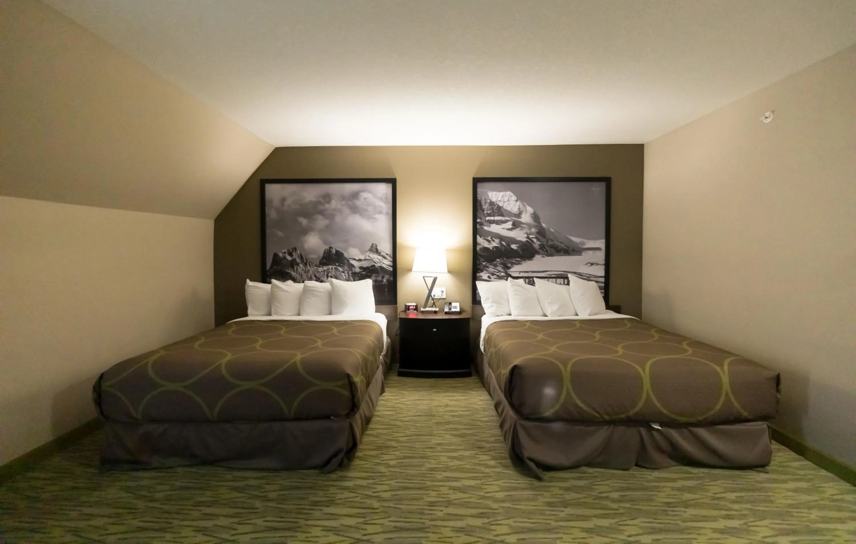 Photo of the whole room, Bed in Super 8 by Wyndham Canmore