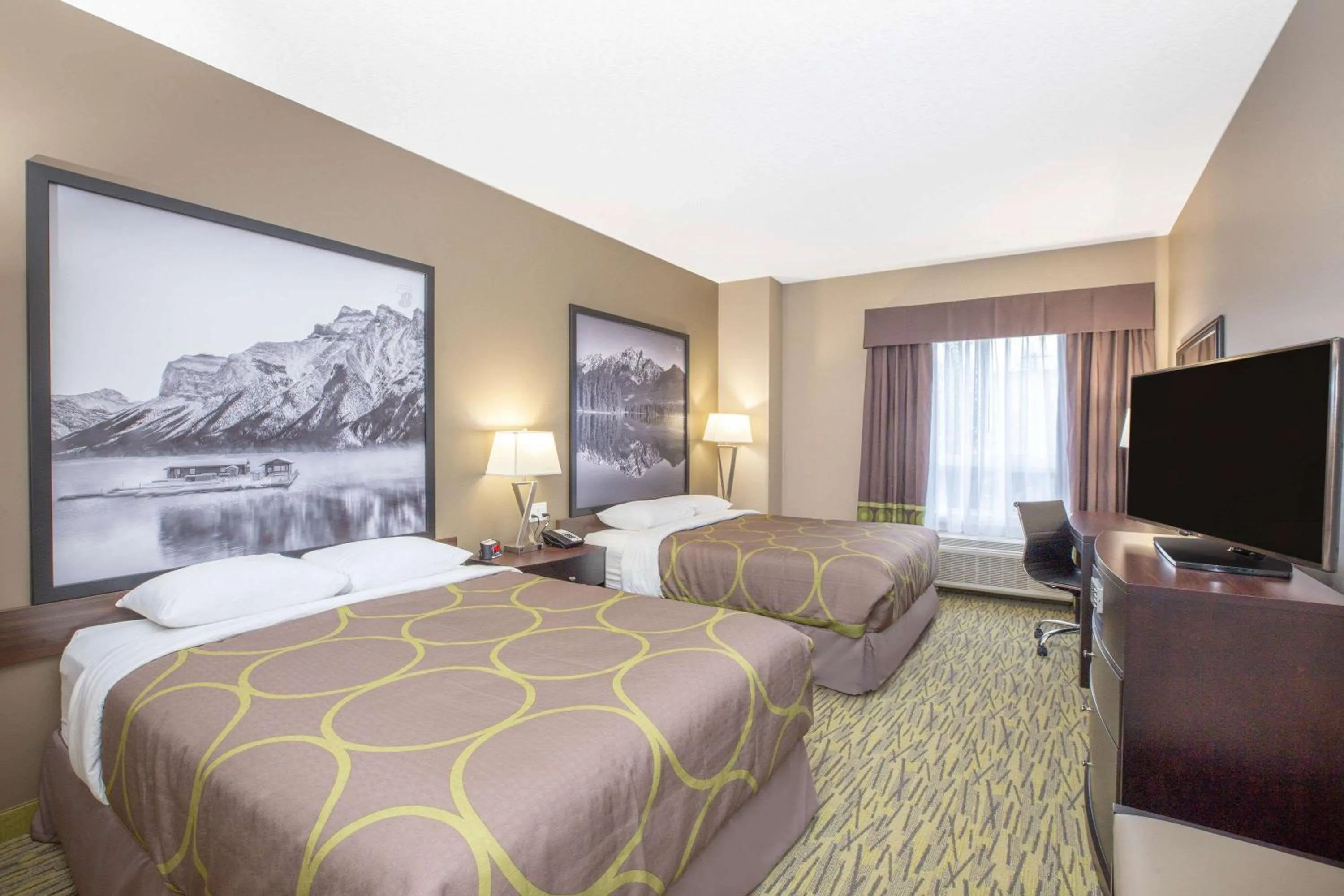 Photo of the whole room, Bed in Super 8 by Wyndham Canmore