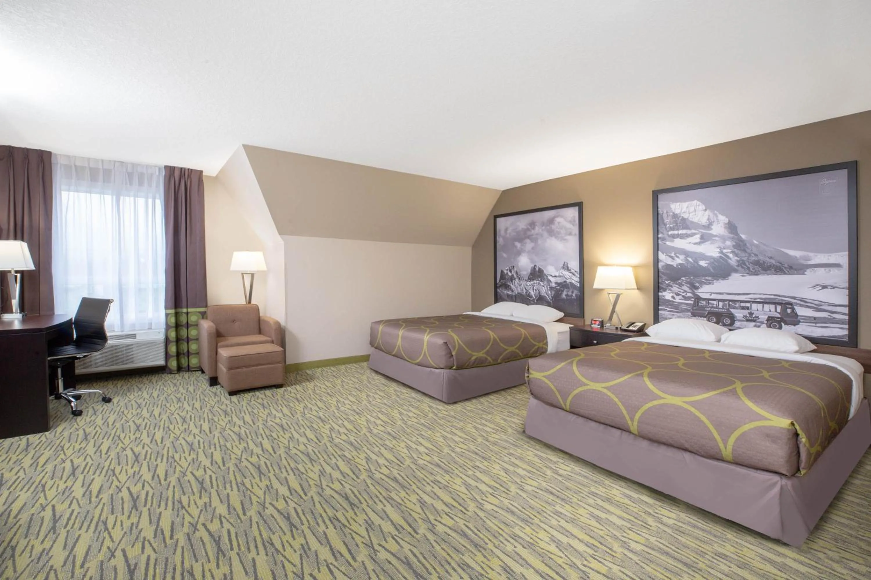 Photo of the whole room, Bed in Super 8 by Wyndham Canmore