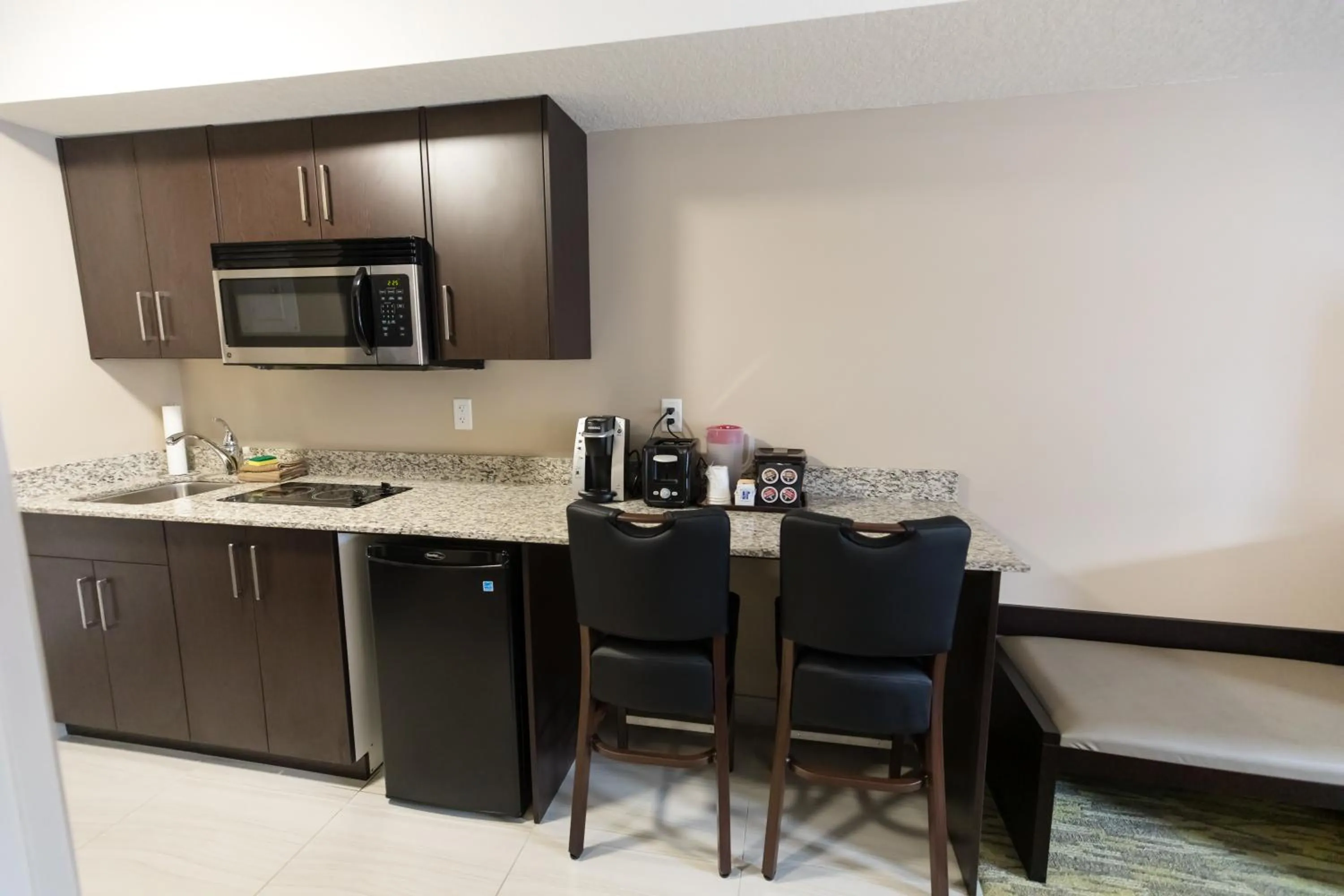 Kitchen or kitchenette in Super 8 by Wyndham Canmore