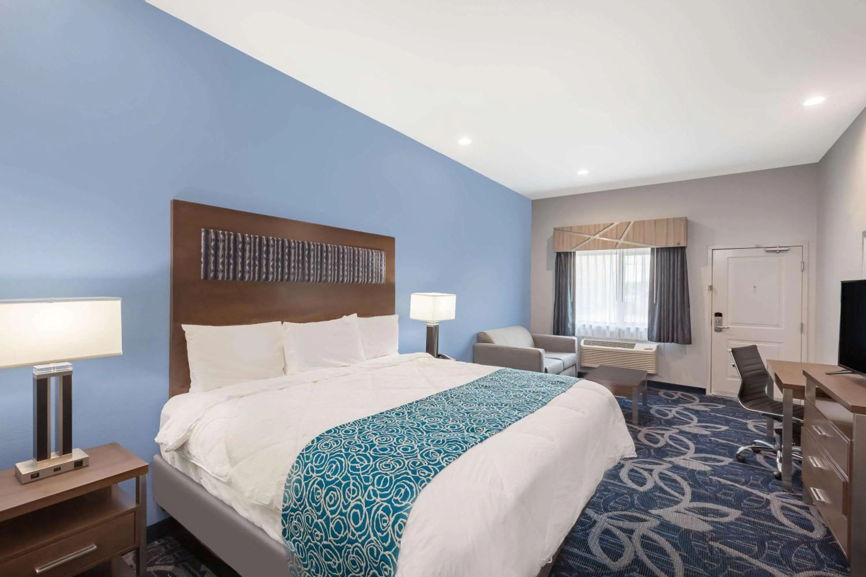 Photo of the whole room, Bed in Baymont by Wyndham Houston Hobby Airport