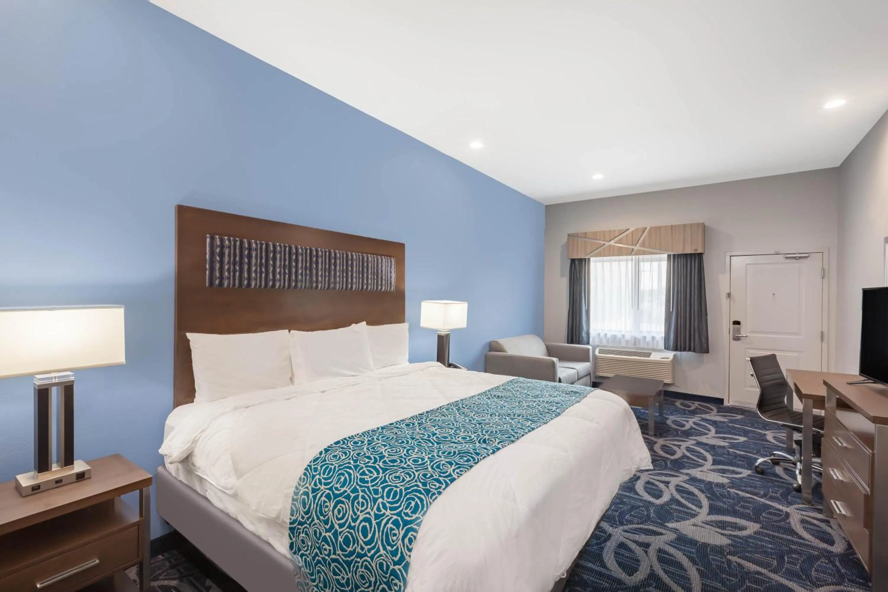 Photo of the whole room, Bed in Baymont by Wyndham Houston Hobby Airport