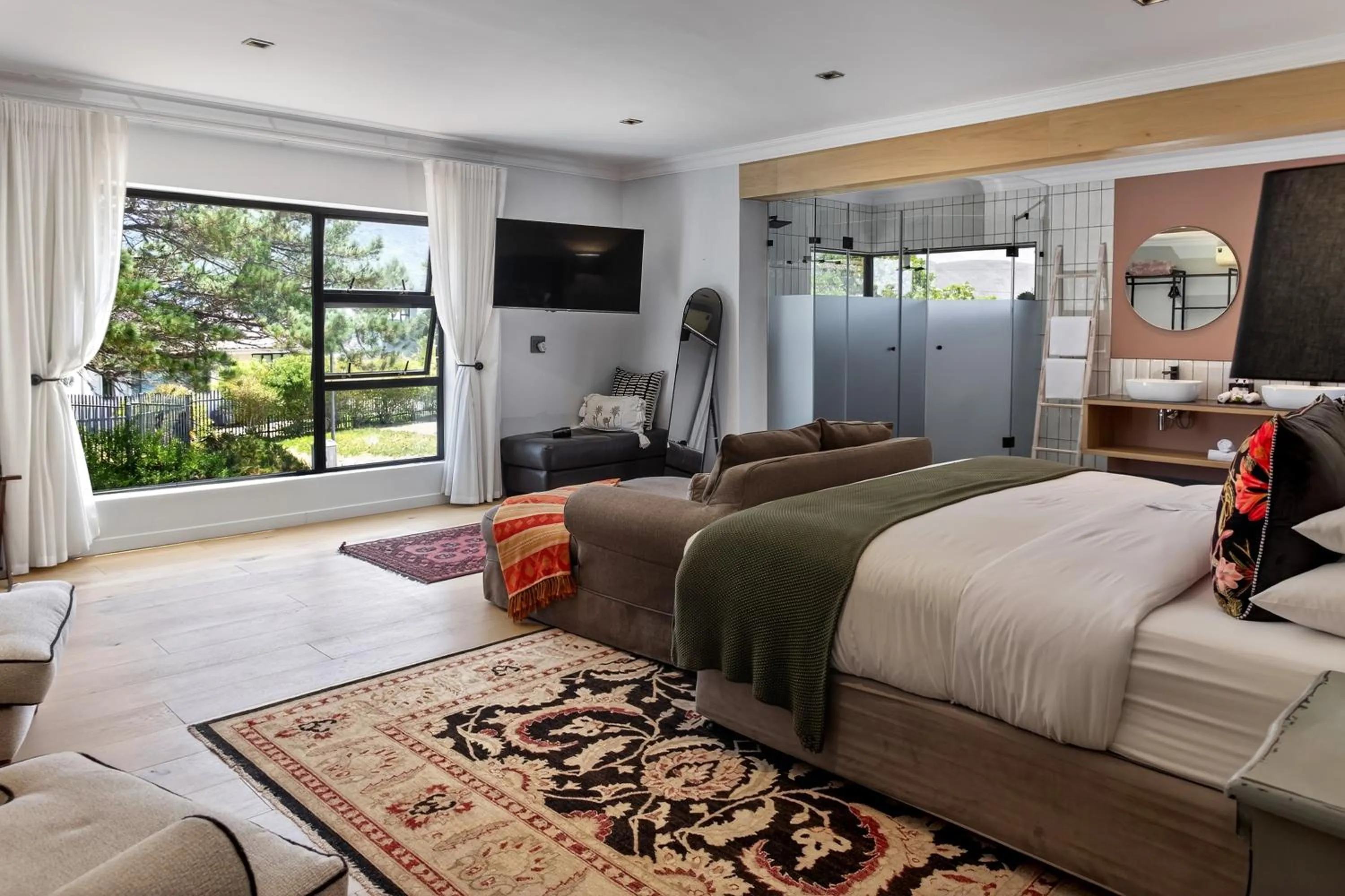 Photo of the whole room, Bed in The Whale's Tale Guesthouse