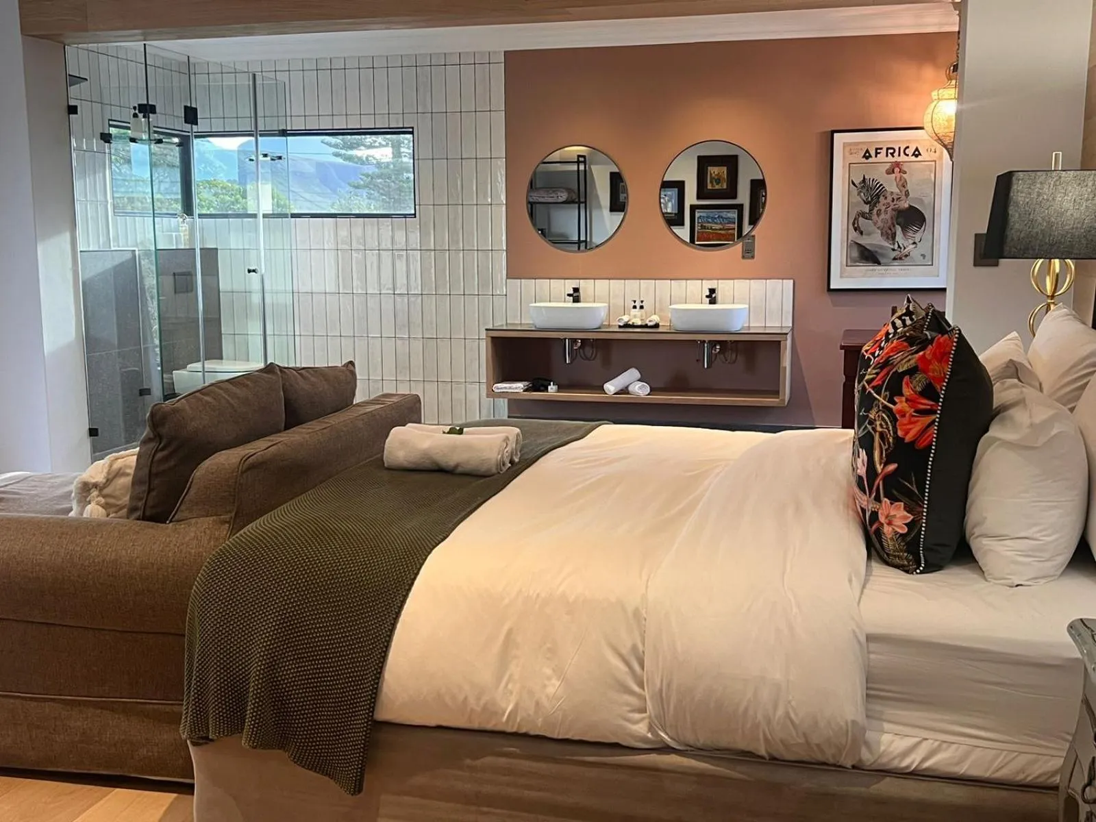 Bathroom, Bed in The Whale's Tale Guesthouse