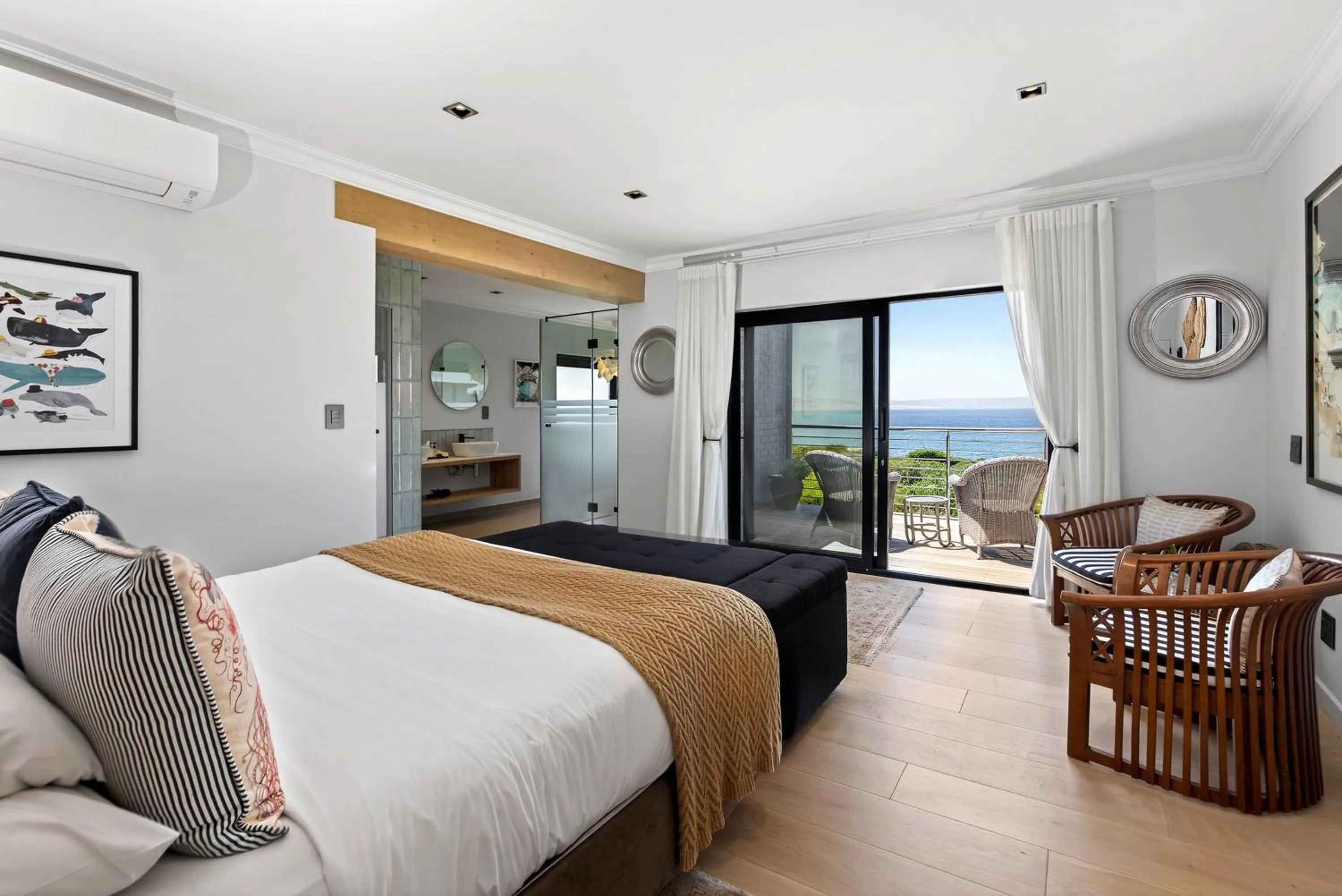 Photo of the whole room, Bed in The Whale's Tale Guesthouse