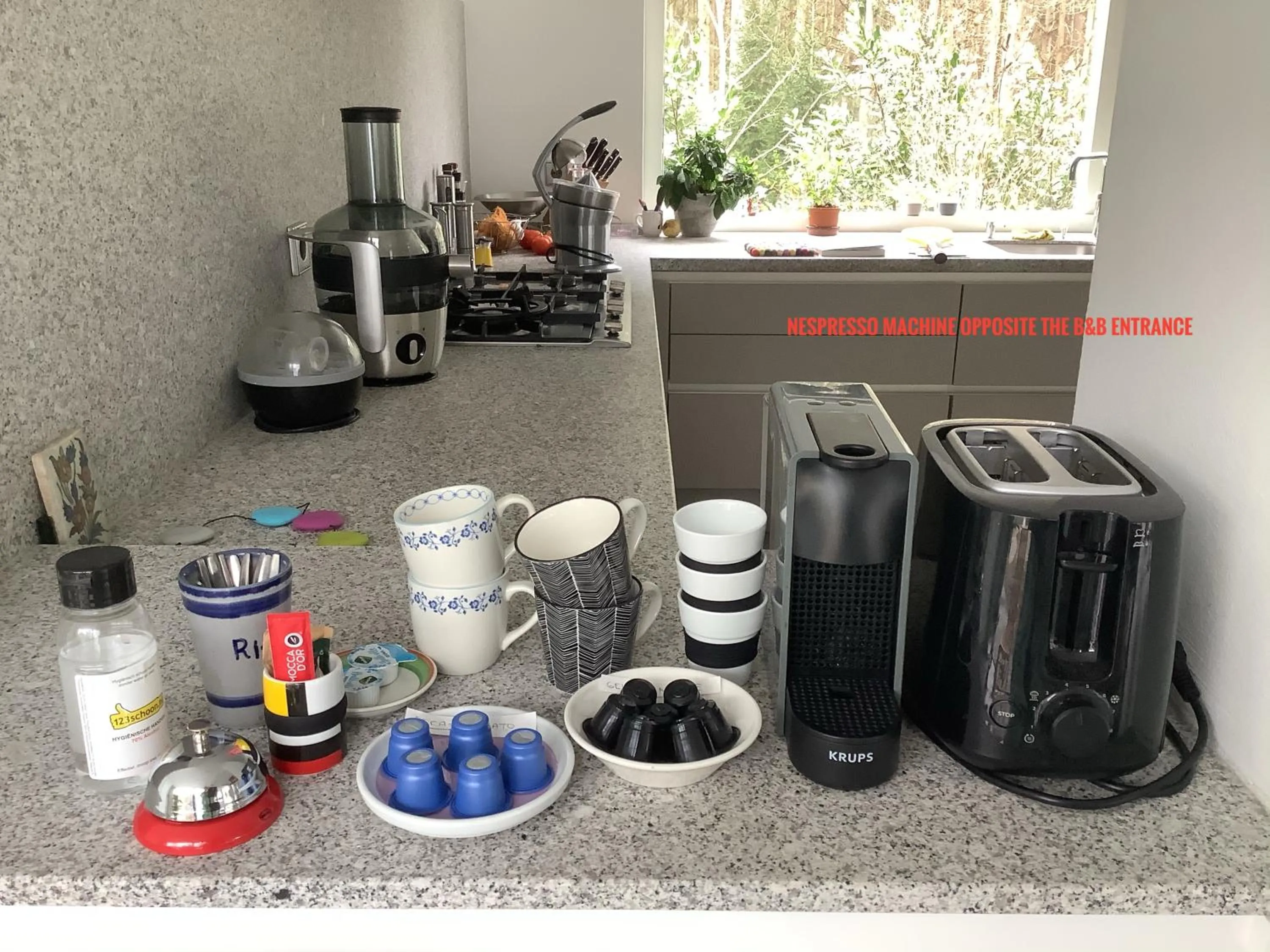 Coffee/tea facilities in B & B De Stijl