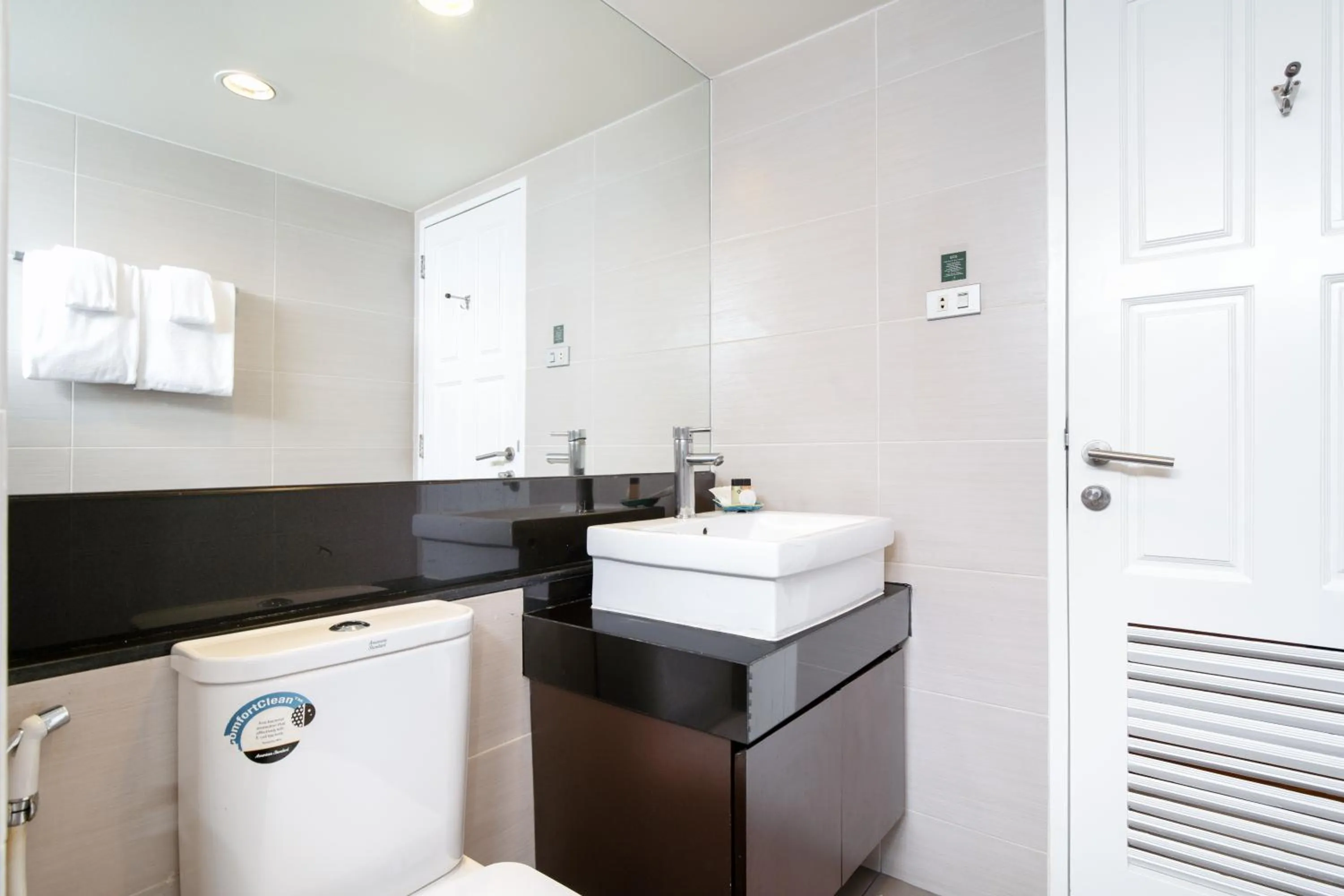 Bathroom in Lily Hotel Bangkok