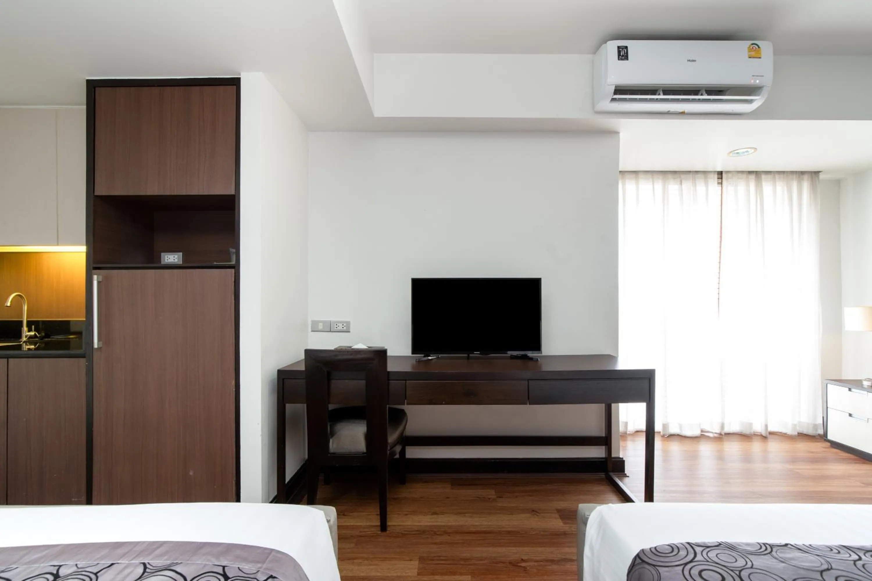 Communal lounge/ TV room, Bed in Lily Hotel Bangkok