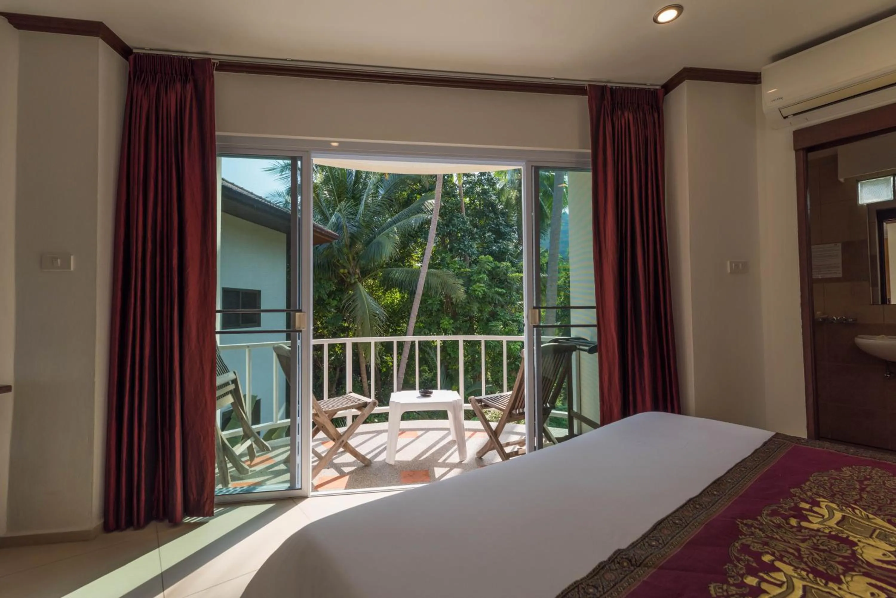 Photo of the whole room, Bed in Chaweng Noi Residence