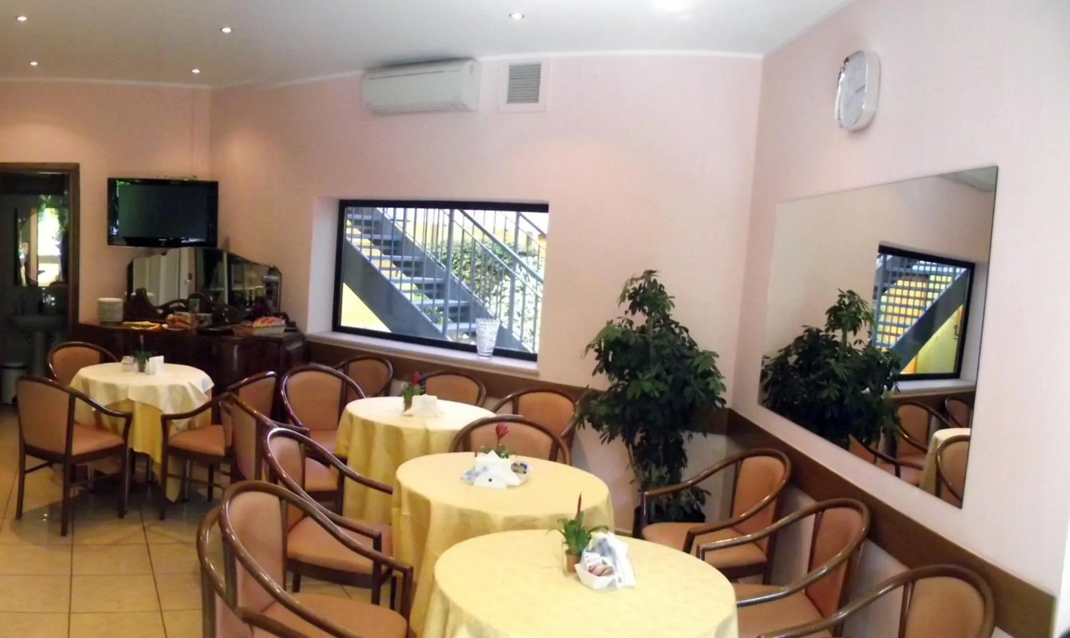 Communal lounge/ TV room in Hotel Motel Ovest