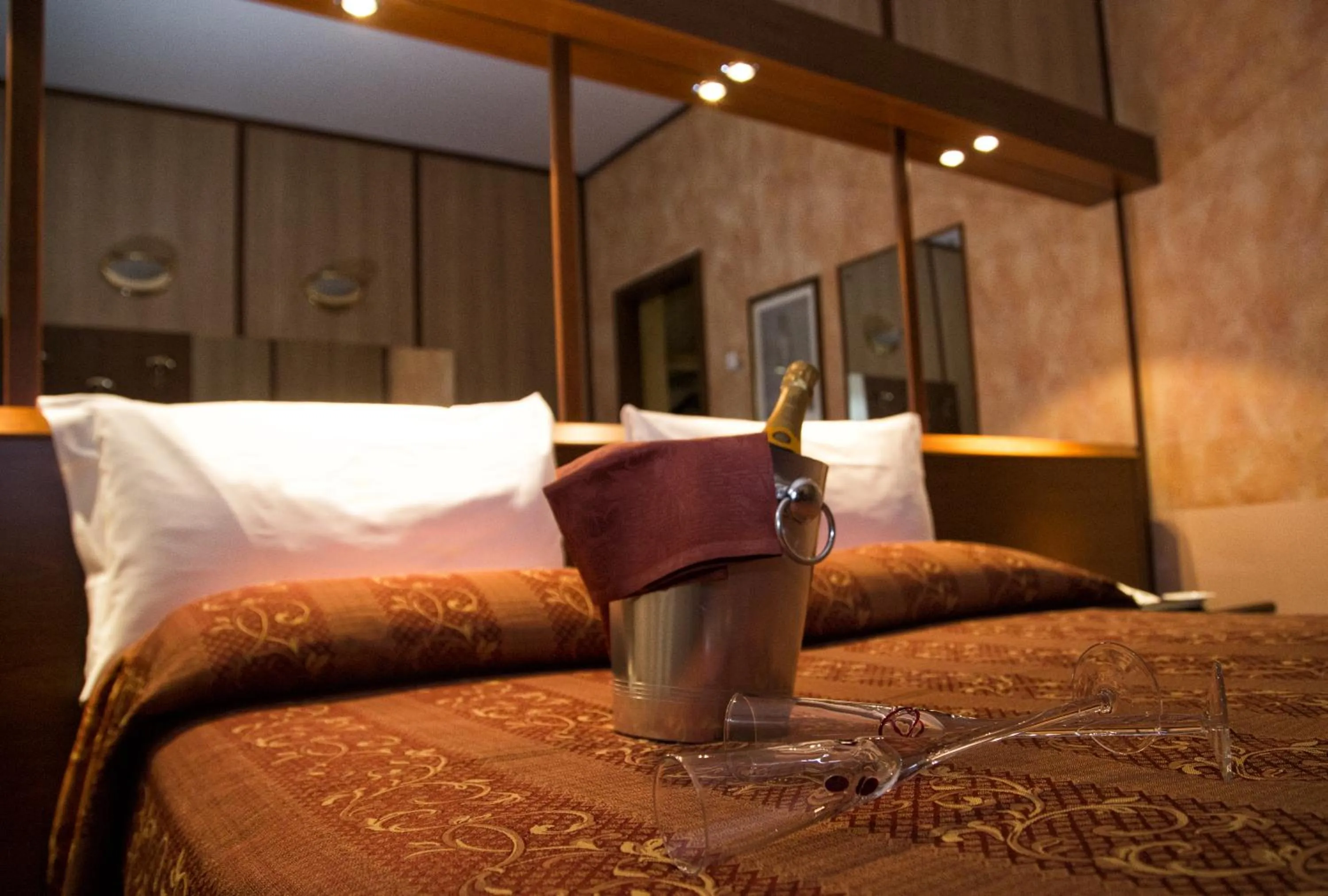 Alcoholic drinks, Bed in Hotel Motel Ovest