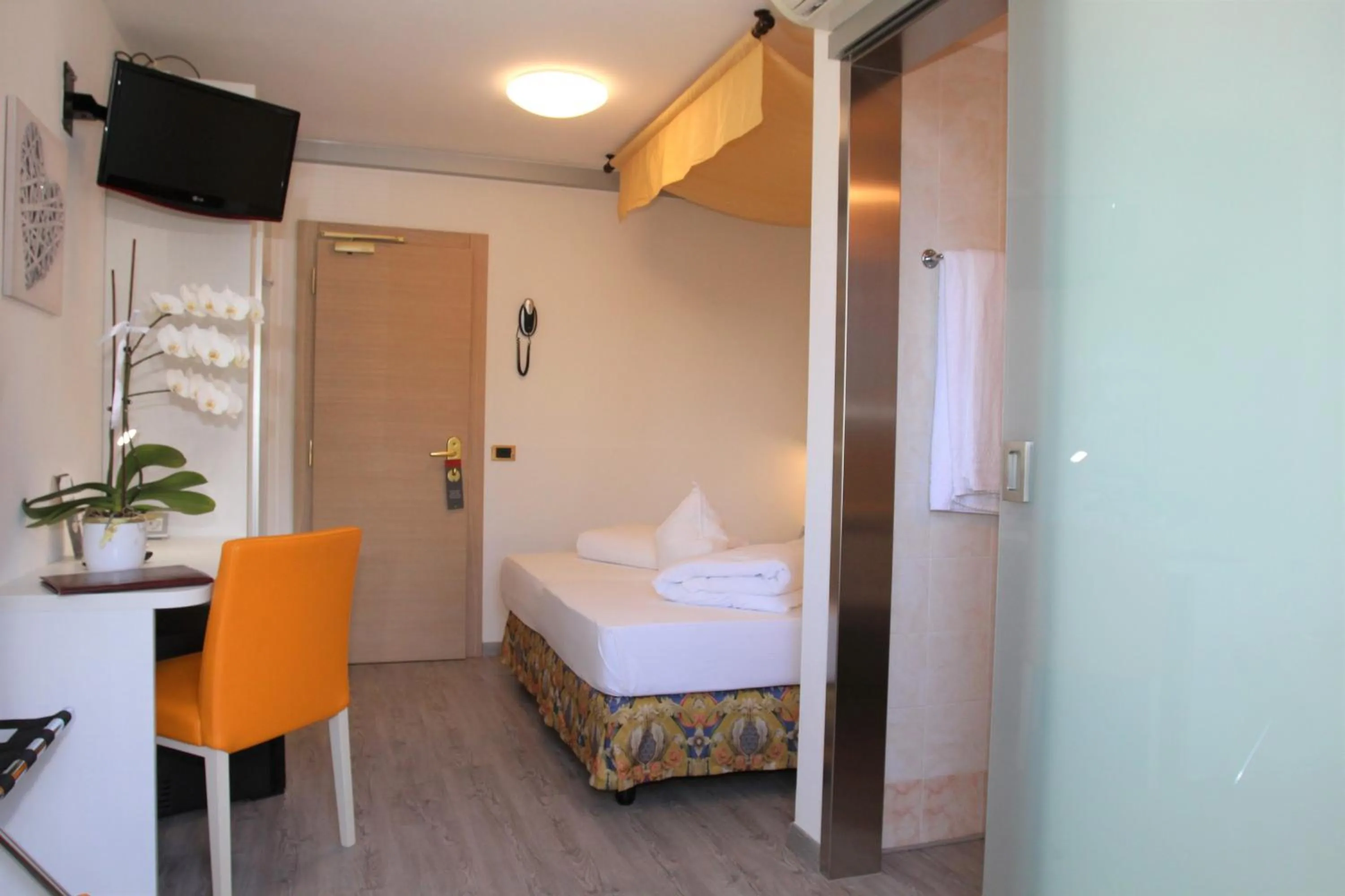 Photo of the whole room, Bed in Hotel Augusta