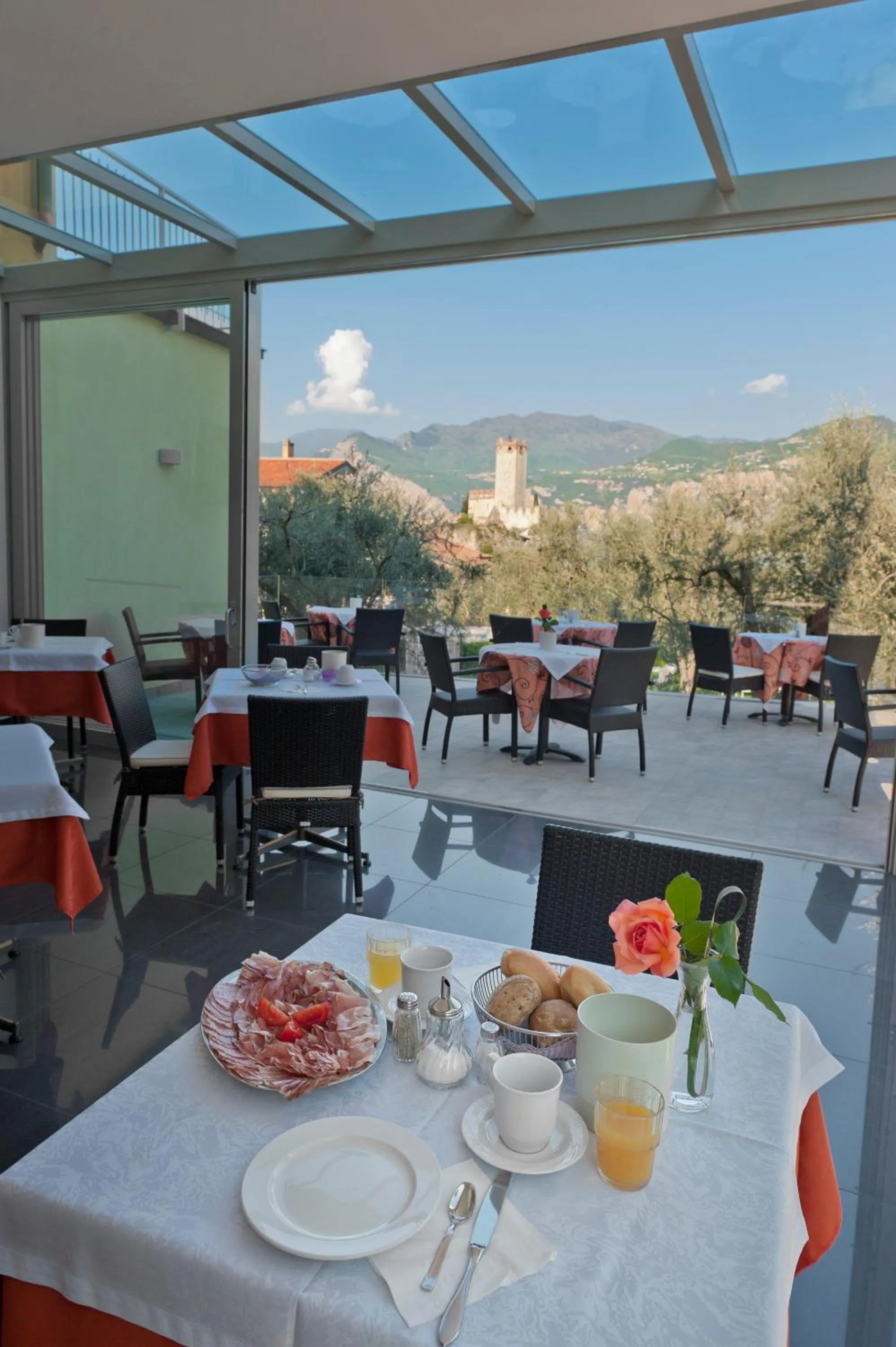 Restaurant/places to eat in Hotel Augusta