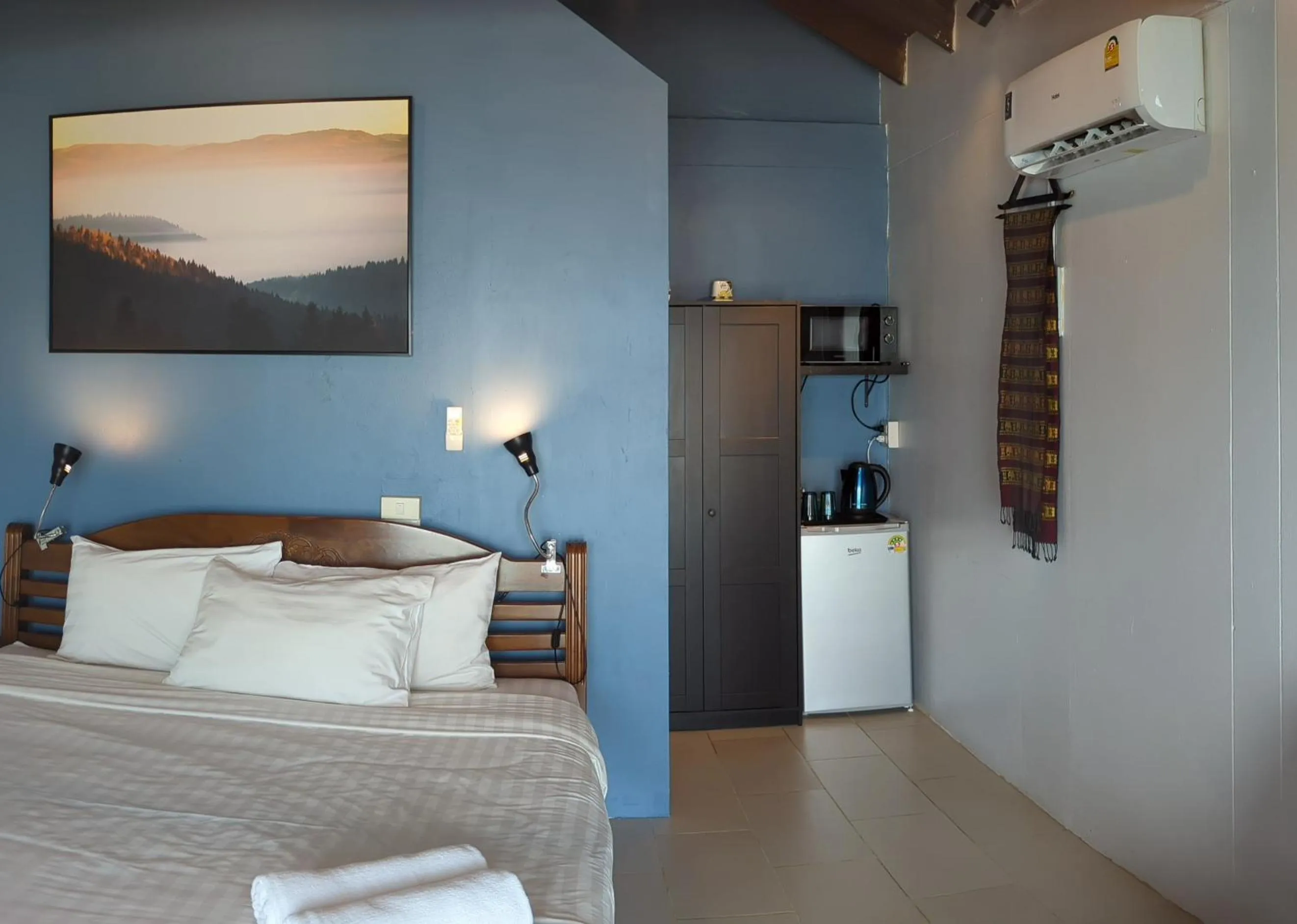 Photo of the whole room, Bed in Moonhut Bungalows