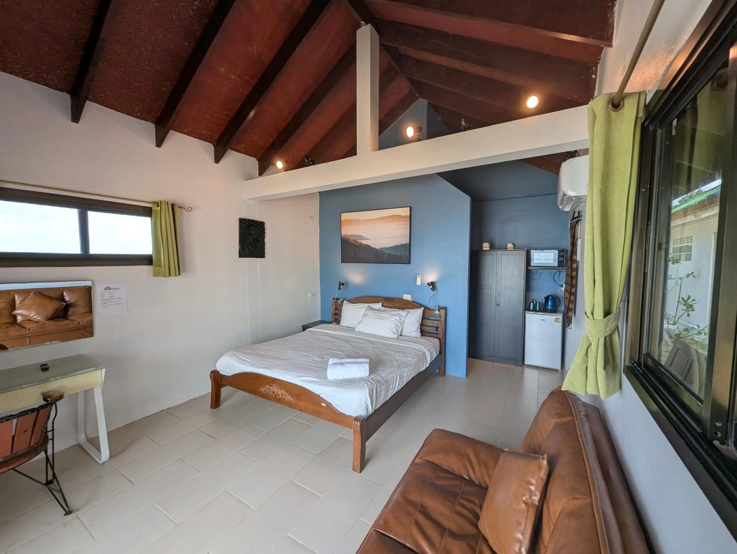 Photo of the whole room, Bed in Moonhut Bungalows