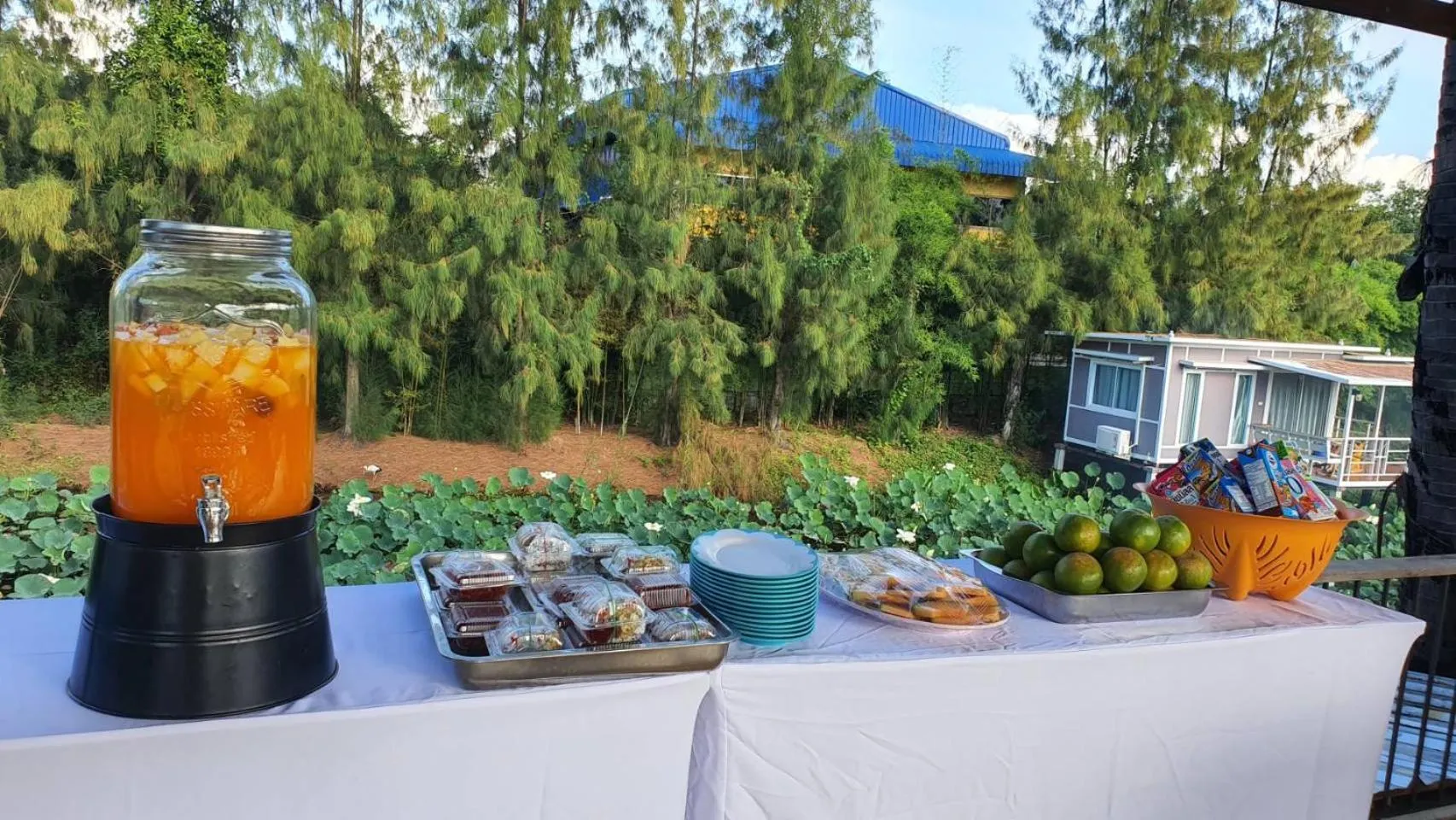 Restaurant/places to eat in Phalagoon Resort