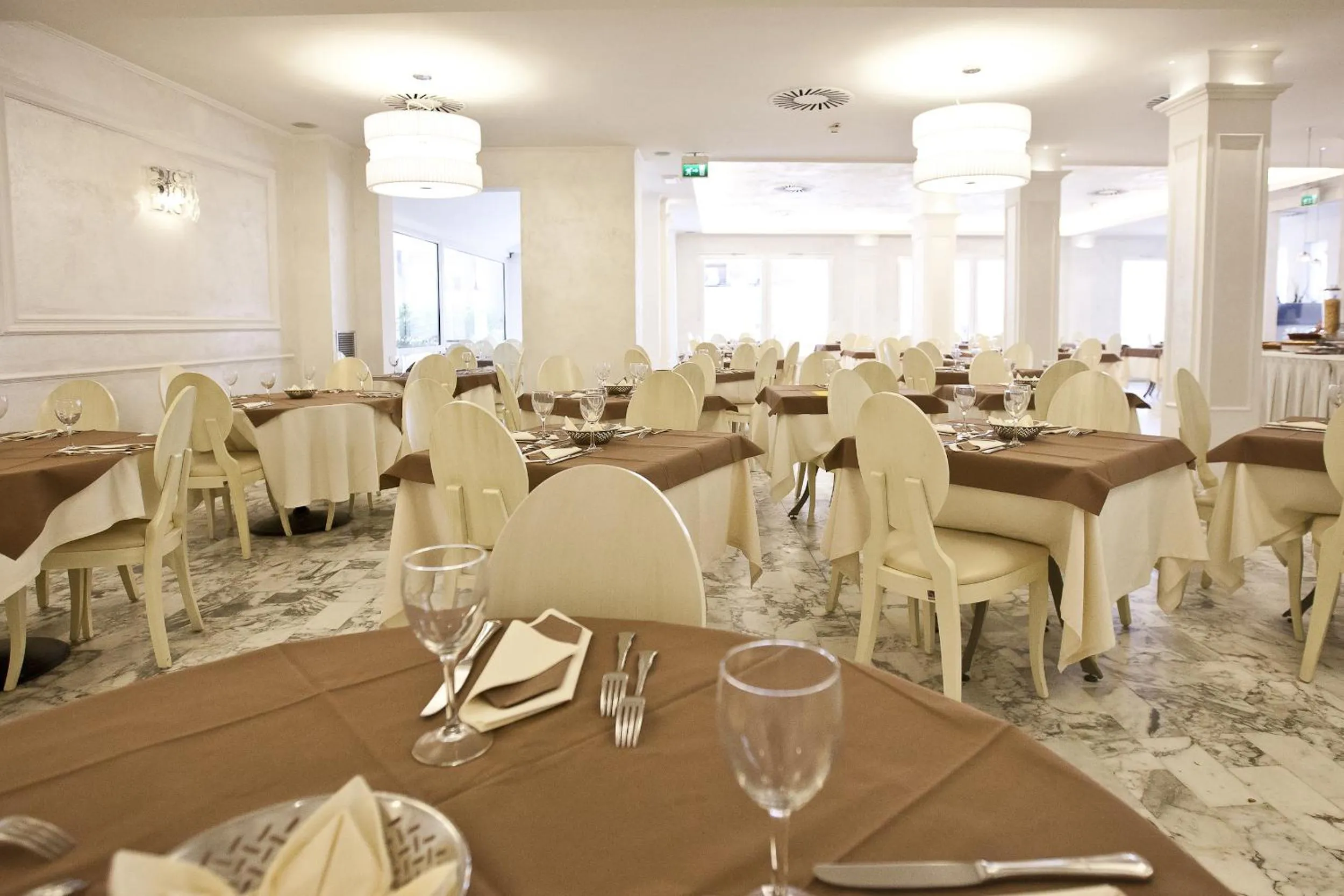 Restaurant/places to eat in Hotel Aurora