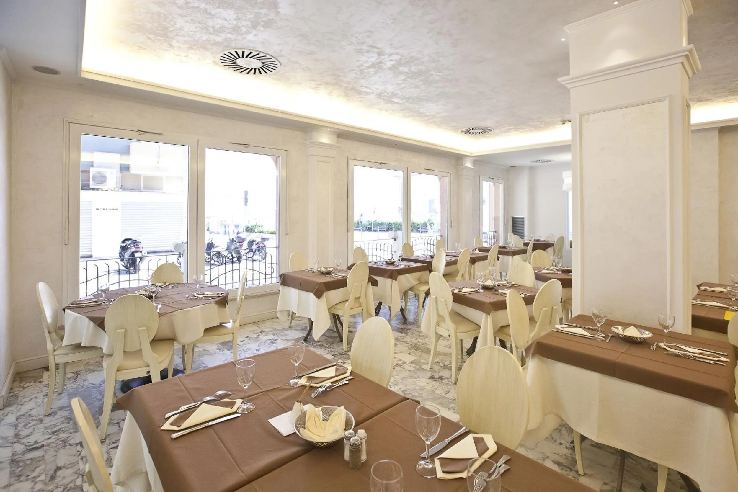 Restaurant/places to eat in Hotel Aurora