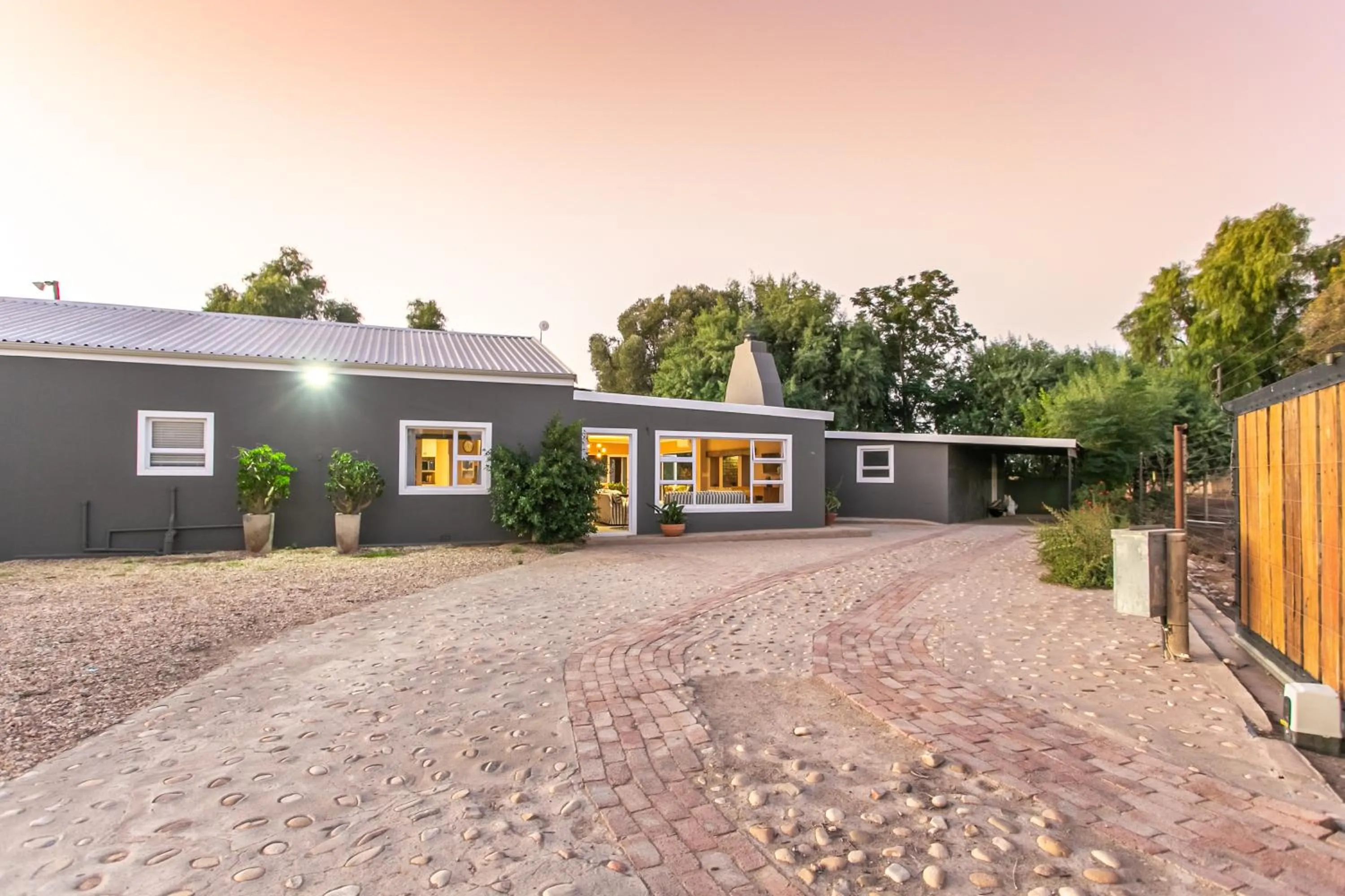 Three-Bedroom Chalet in Welgeluk Cottage