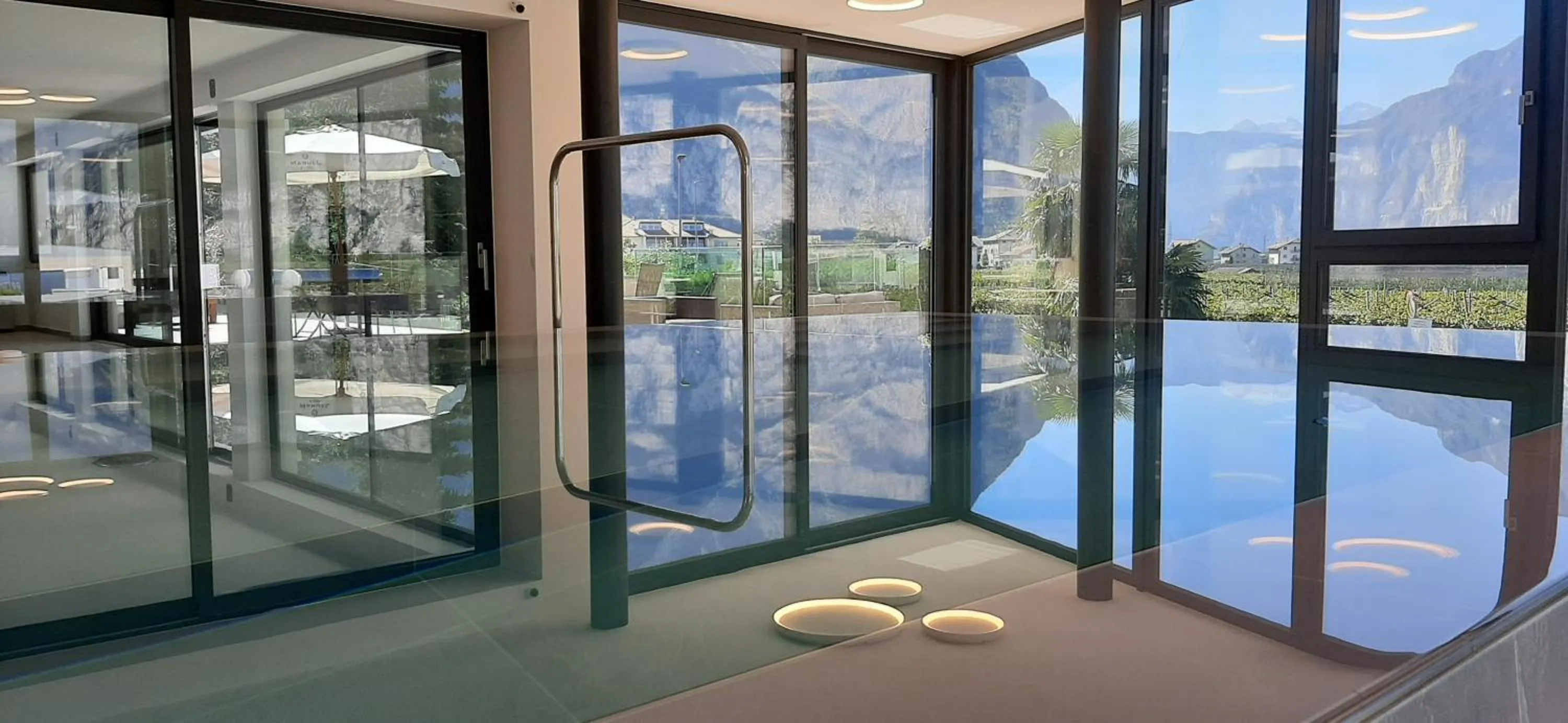 Swimming pool in Hotel Comfort Erica Dolomiti Val d'Adige