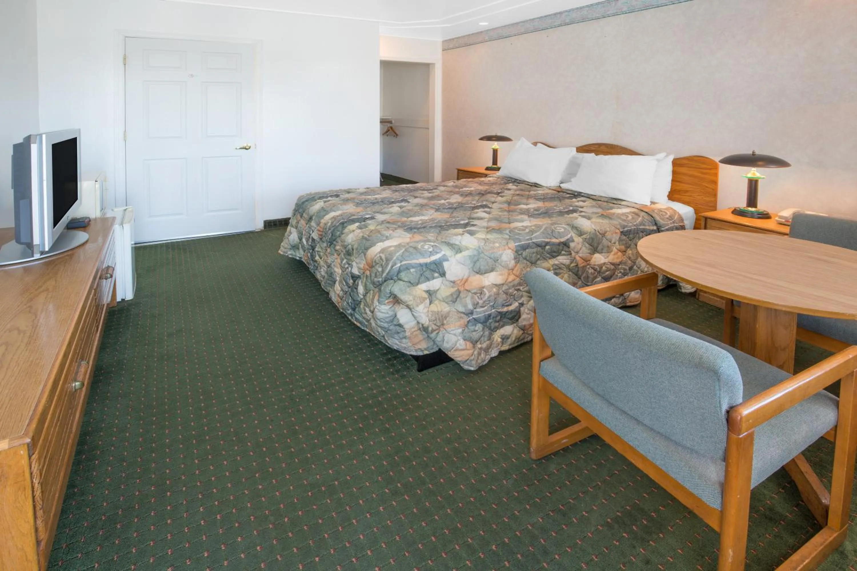 Bedroom, Bed in Days Inn by Wyndham Oroville