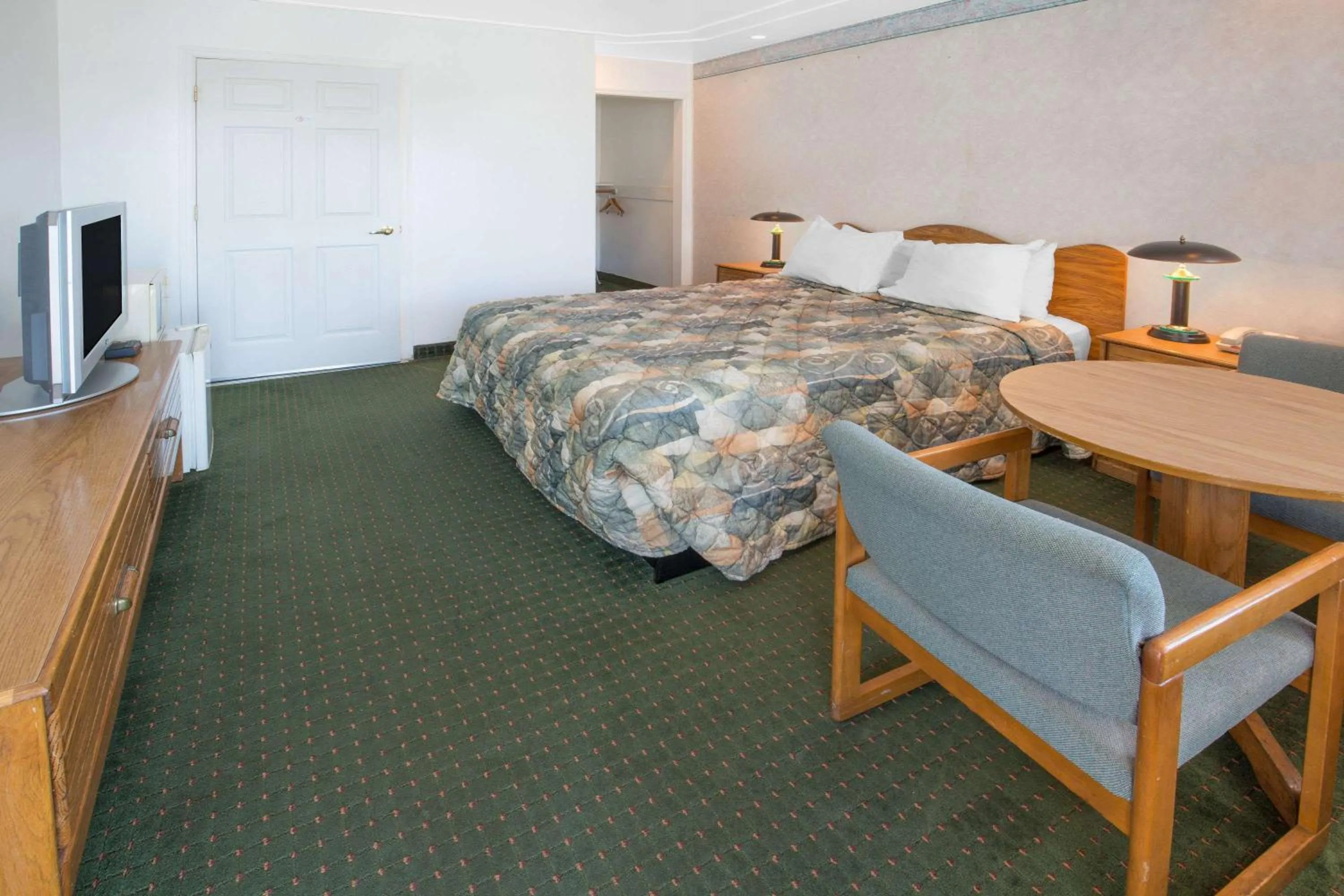 Photo of the whole room, Bed in Days Inn by Wyndham Oroville